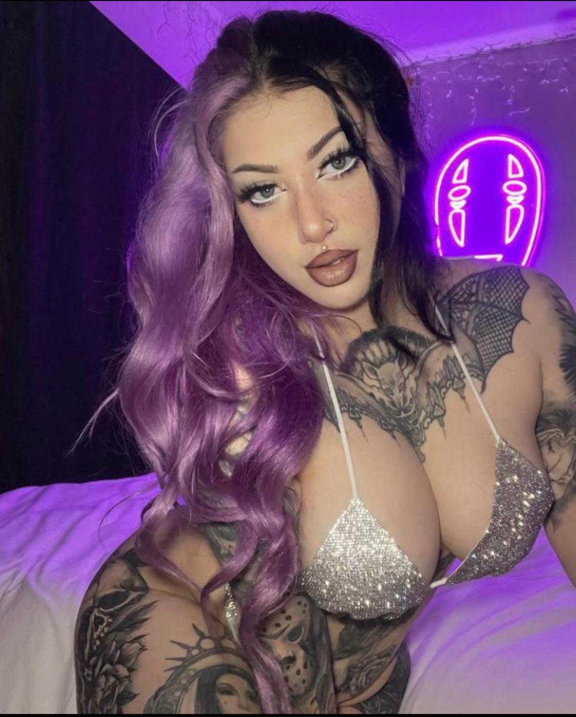 Hot goth mommy : raven__griim