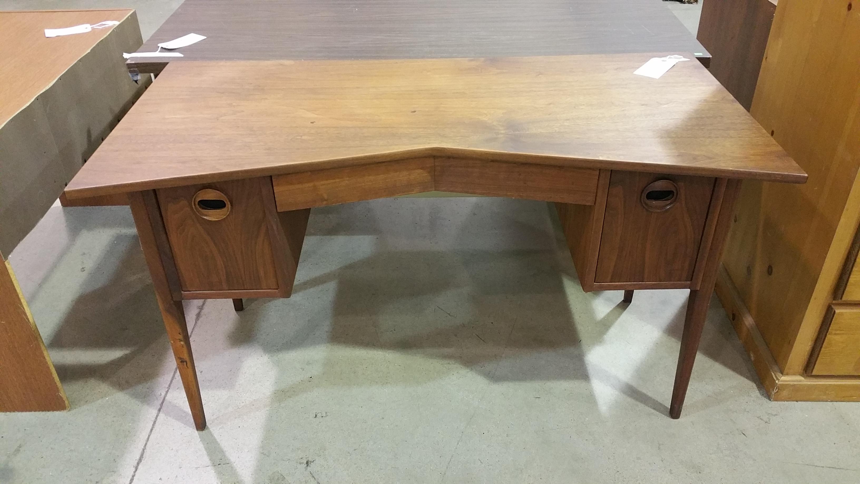 Bought this desk for a steal at Goodwill today. r/Mid_Century