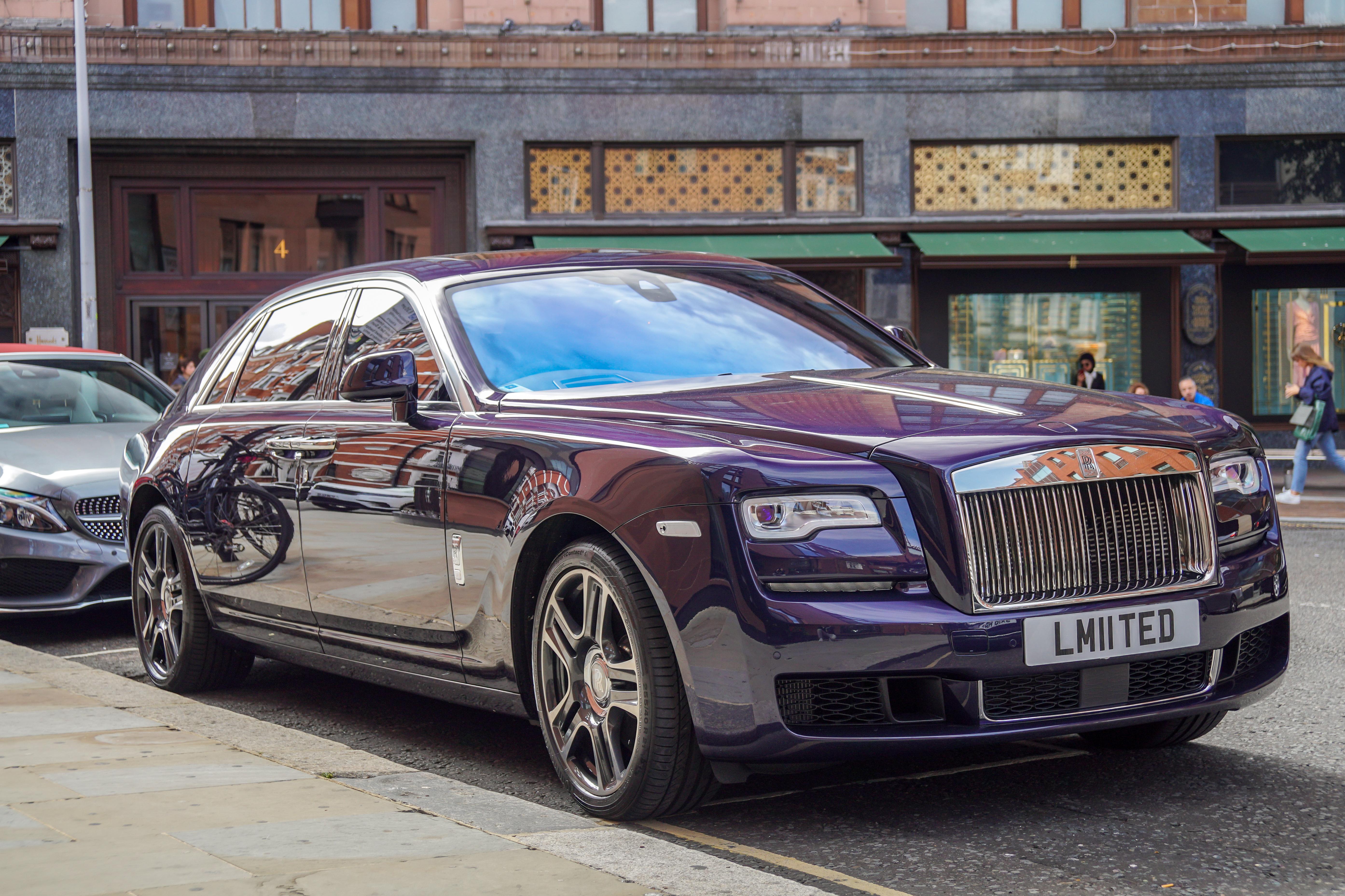 A beautiful Rolls Royce outside Harrods in London r/carporn