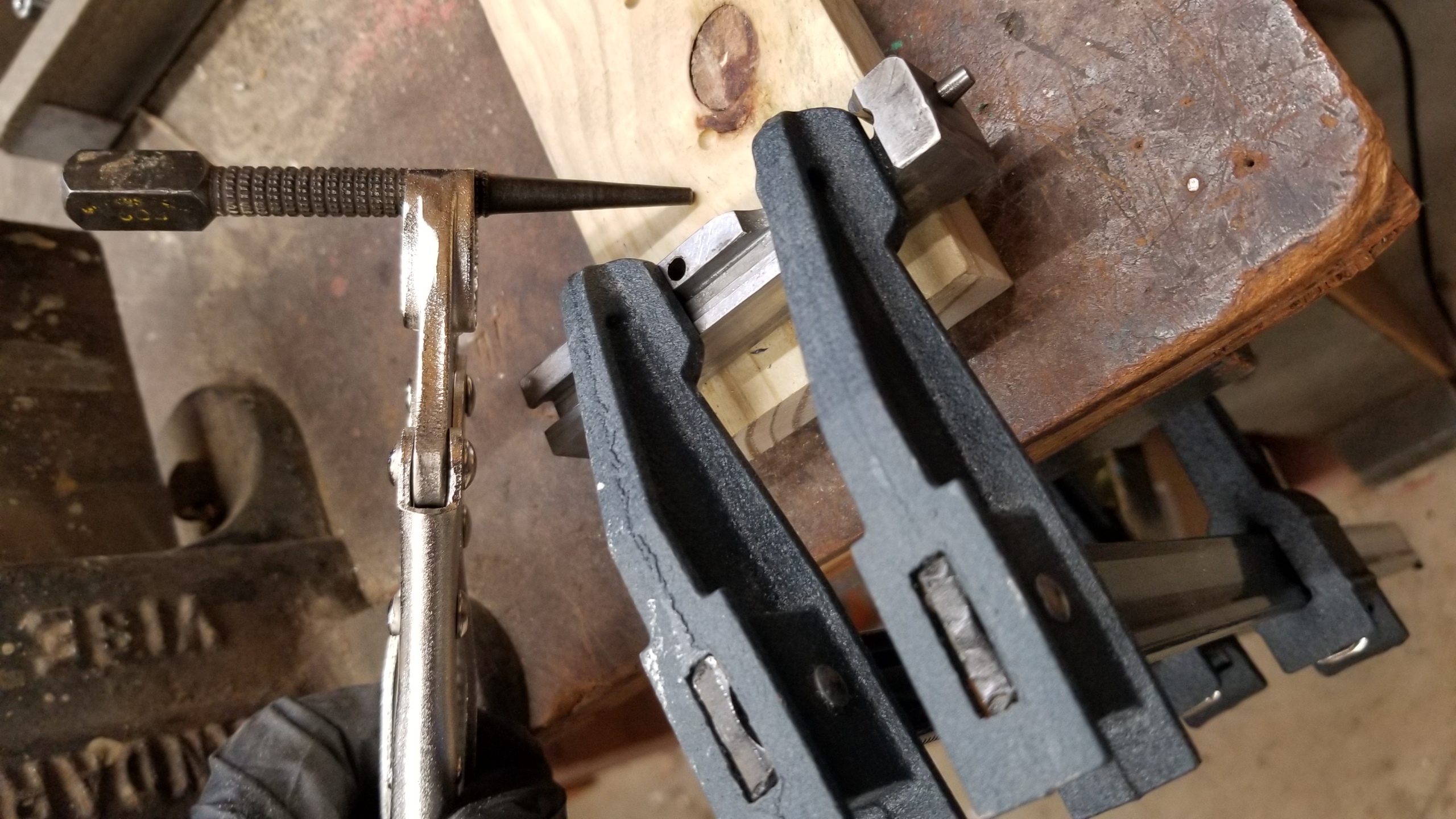 Setup for stuck bolt retainer pin r/SKS