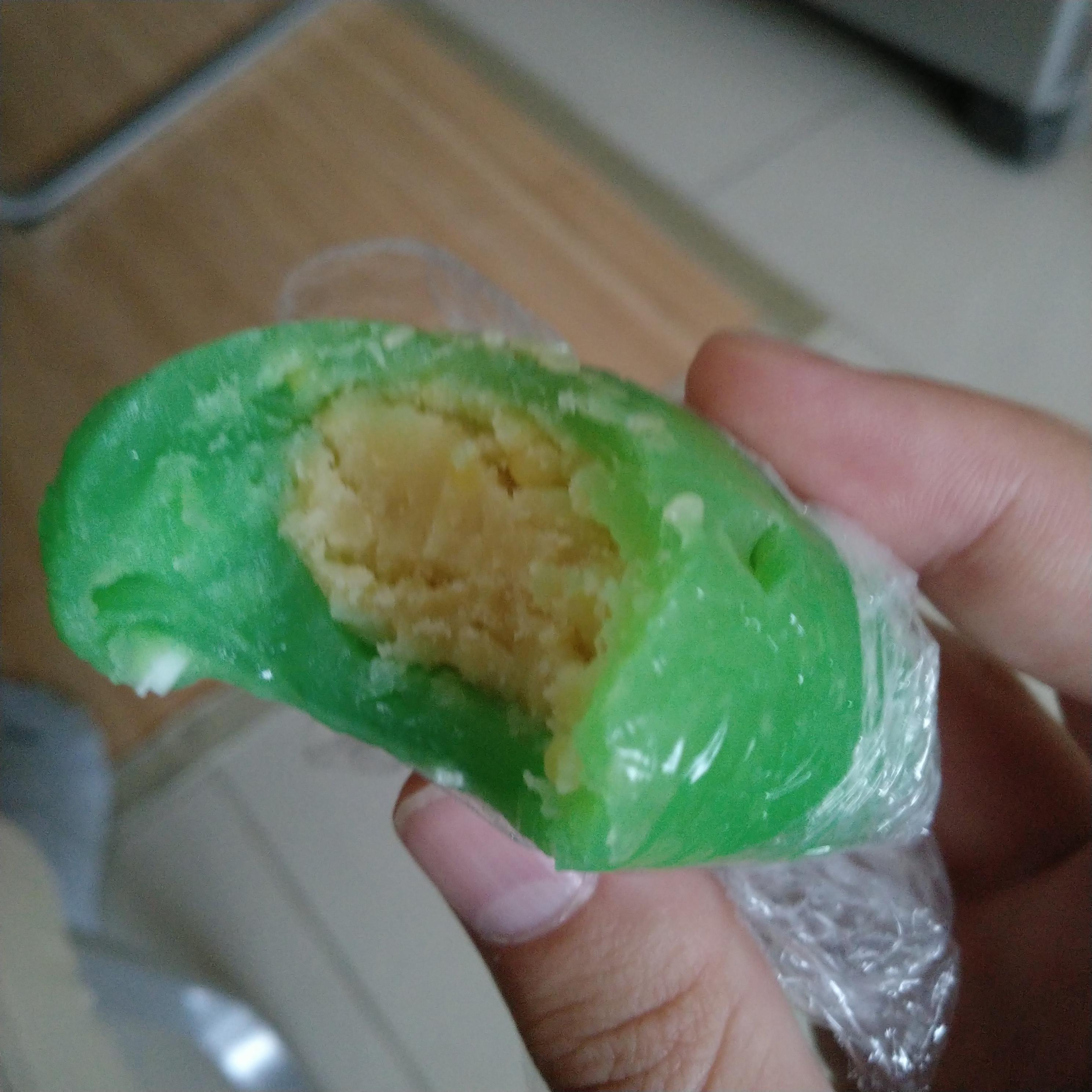 What's this Asian/Vietnamese Snack called? Its a green jello, filled