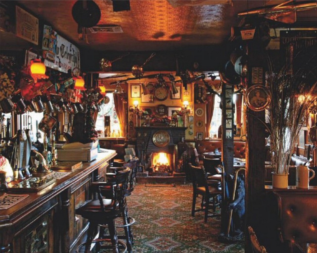 Come and warm your toes at the cosy Victoria Inn, Cirencester, UK. r