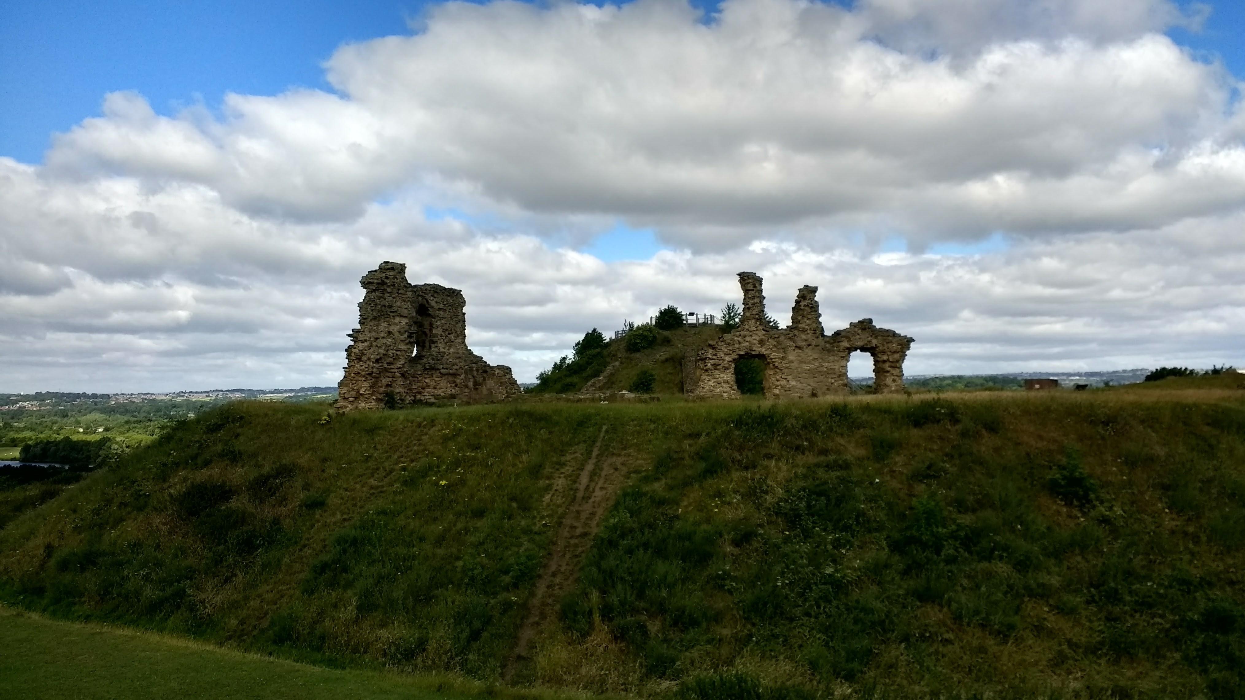 Sandal Castle, Wakefield. West Yorkshire [OC] [4057×2282] r/britpics