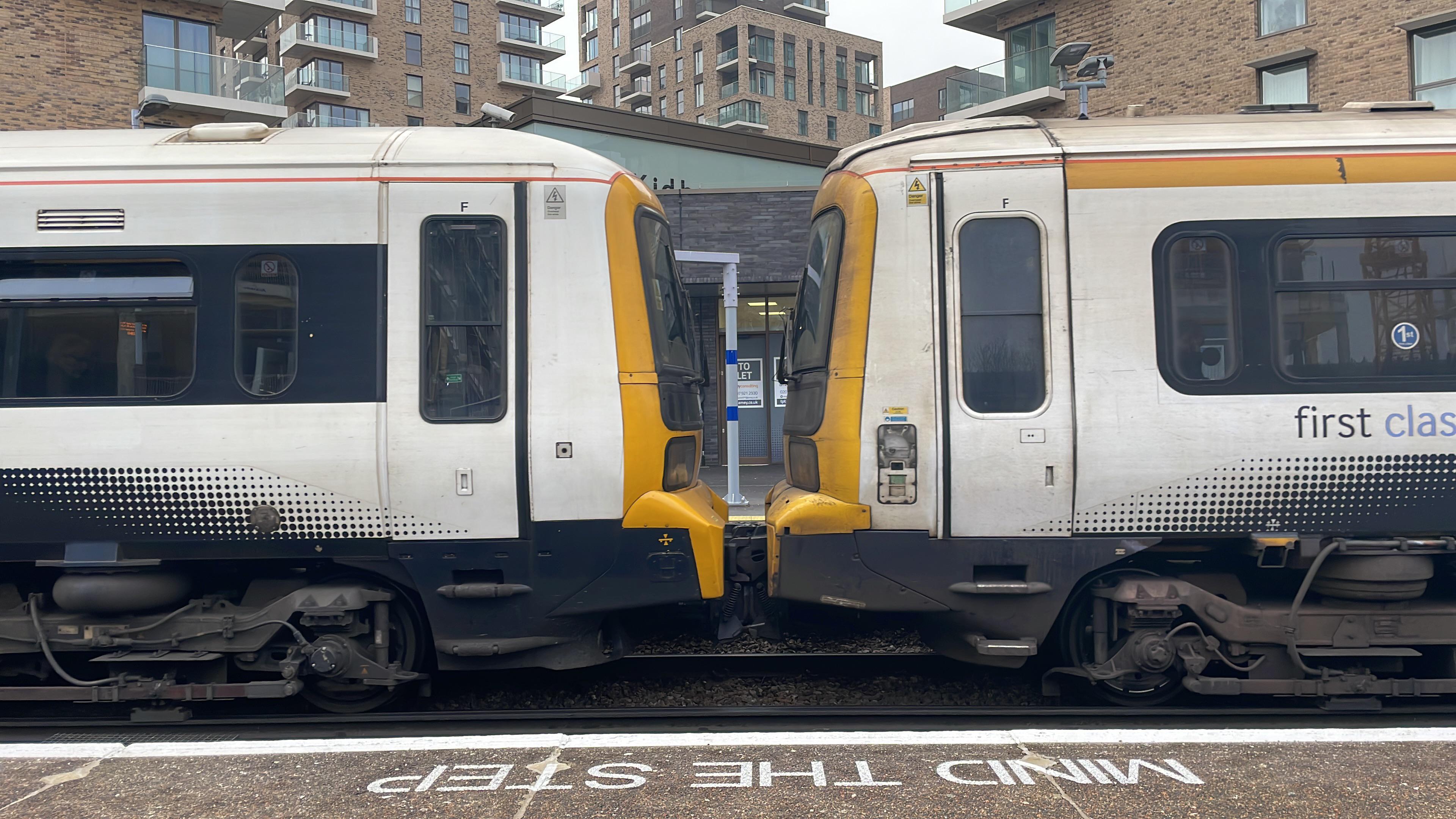 A Class 465/9 and a 465/0 (or /1?) combo at Kidbrooke station. r/trains
