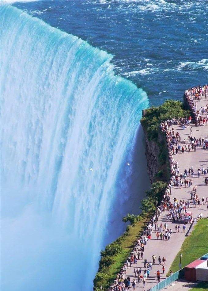The Stunning Niagara Falls, Border of Ontario, USA r/BeAmazed