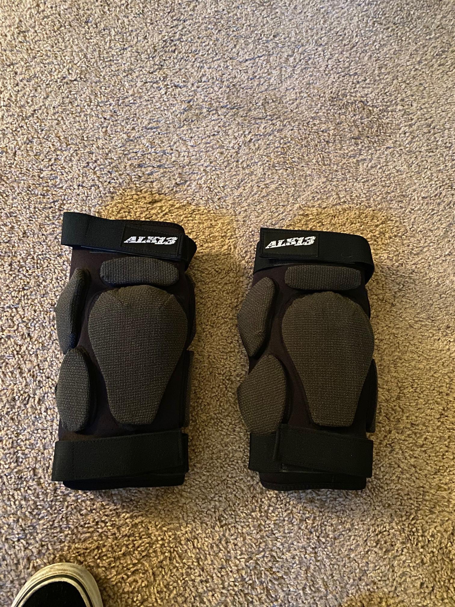 New French knee pads Alk13s r/rollerblading