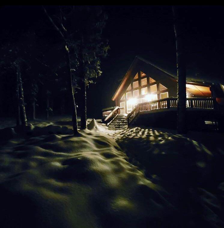 My mountain cabin at night this winter (Angel Fire, NM, USA) r/CozyPlaces