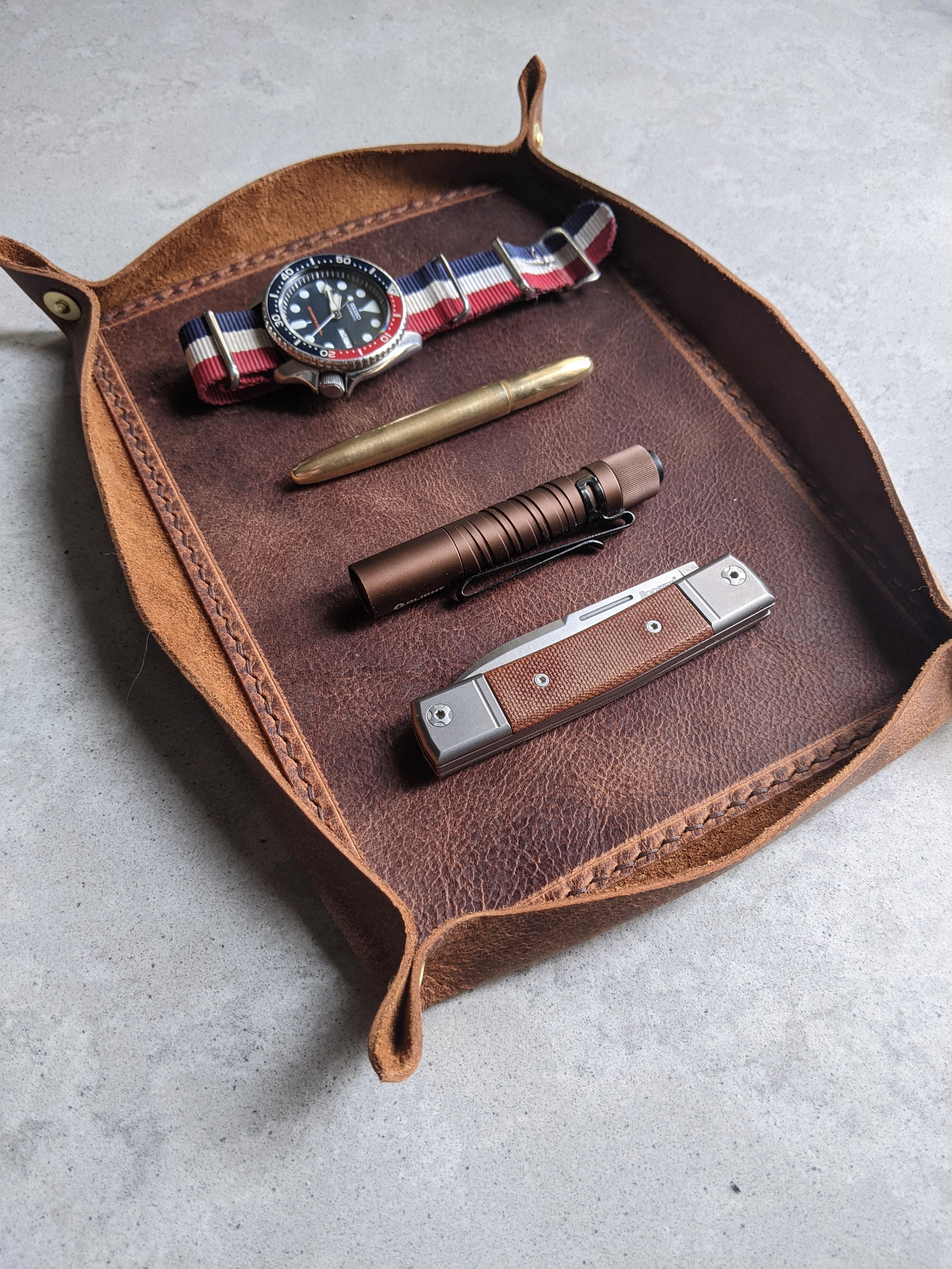 A leather EDC tray I made for a friend. r/Leathercraft