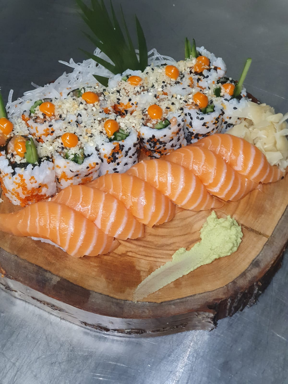 [Pro] Spicy salmon uramaki and salmon nigiri. r/sushi