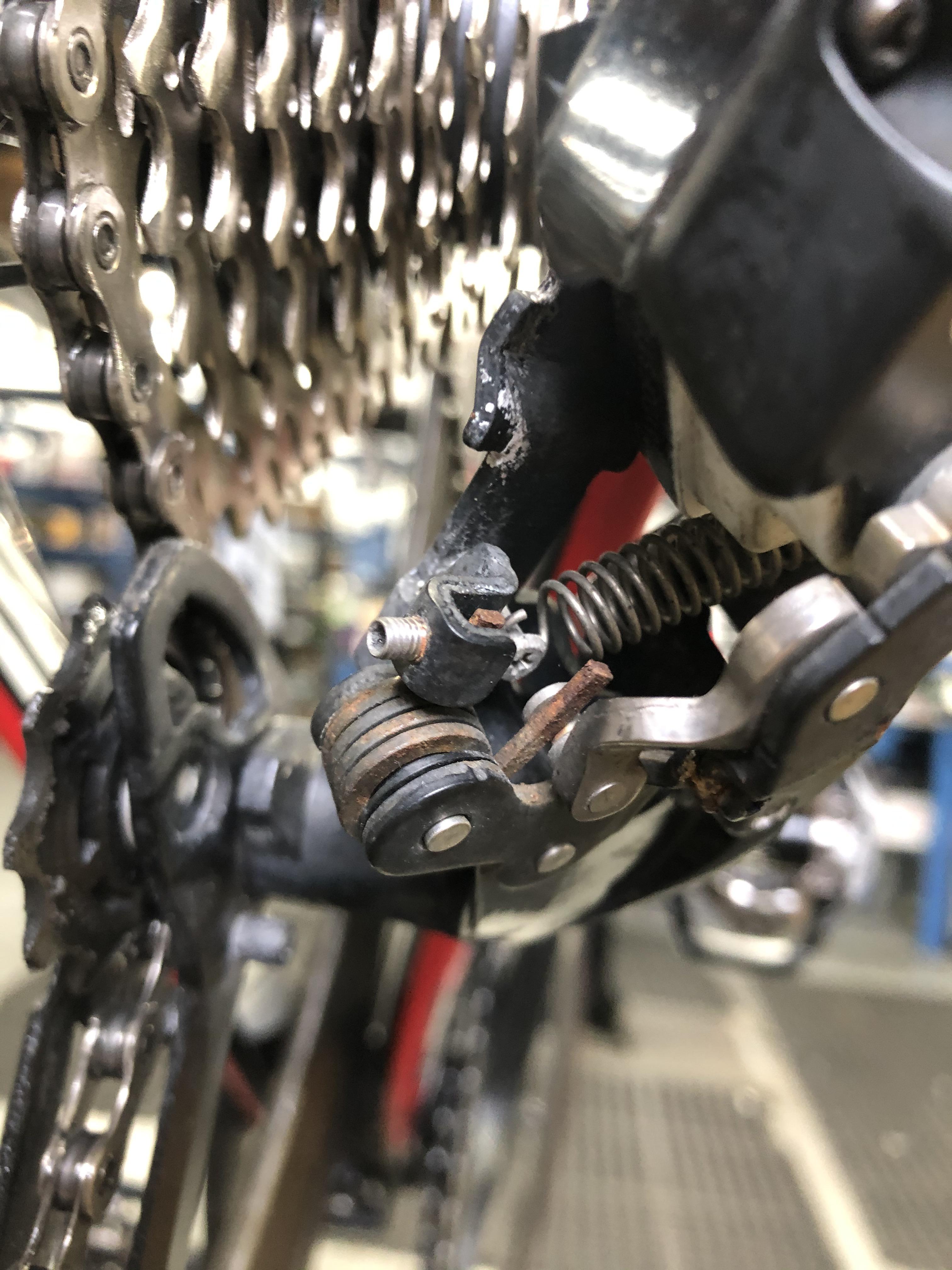 Ultegra Di2 RD6780. Can anyone confirm the purpose of this spring and
