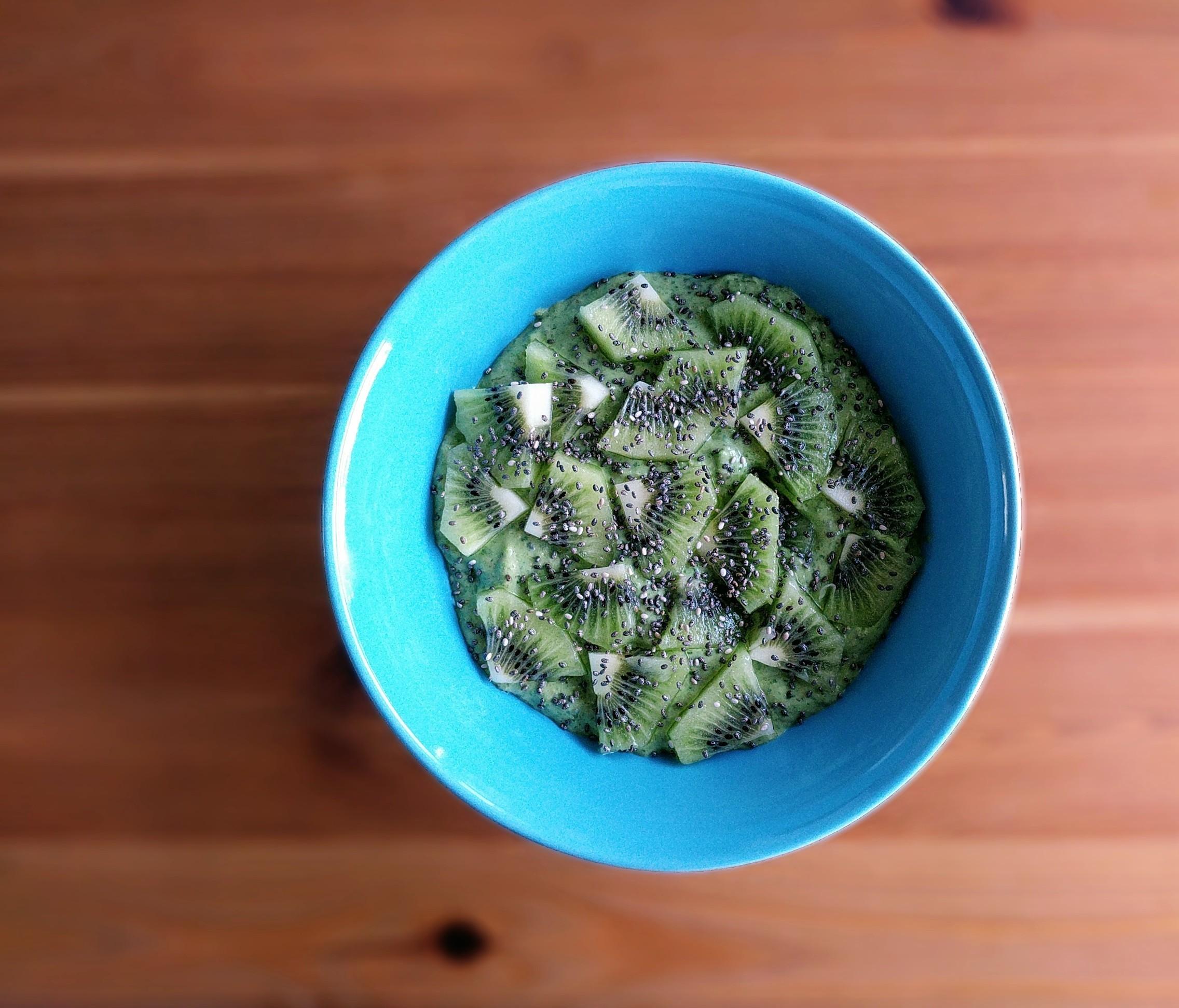 Kiwi, Kale and Banana Smoothie Bowl r/HealthyFood