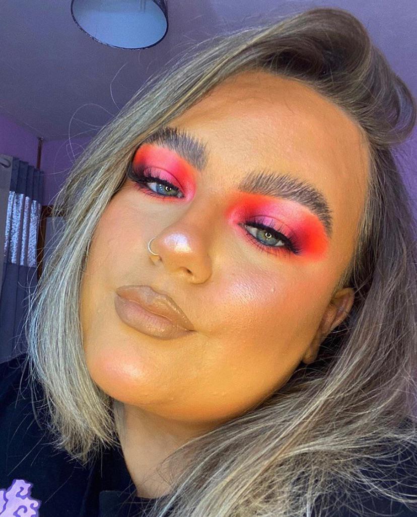 Very orange skin and weird lipstick choice r/BadMUAs