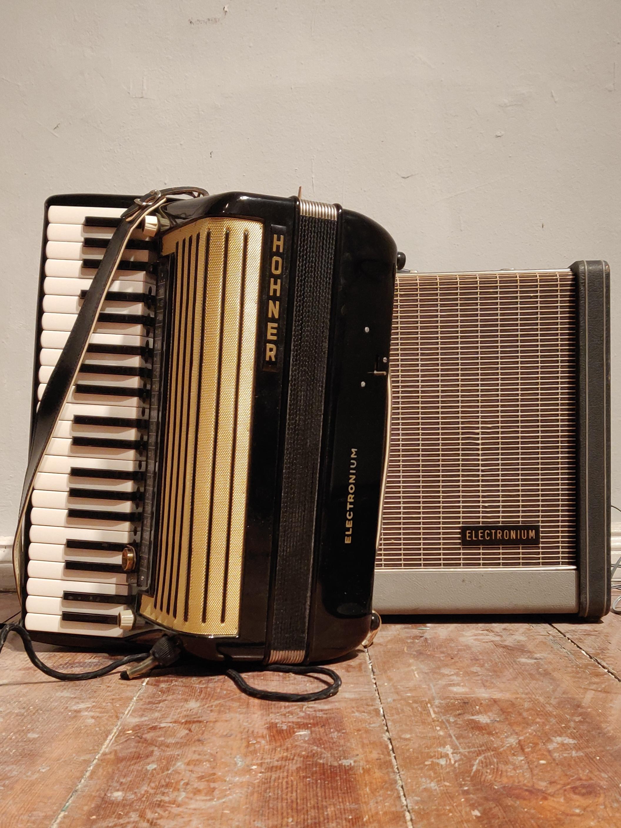 My new vacuum tube synth from the 1950s r/synthesizers