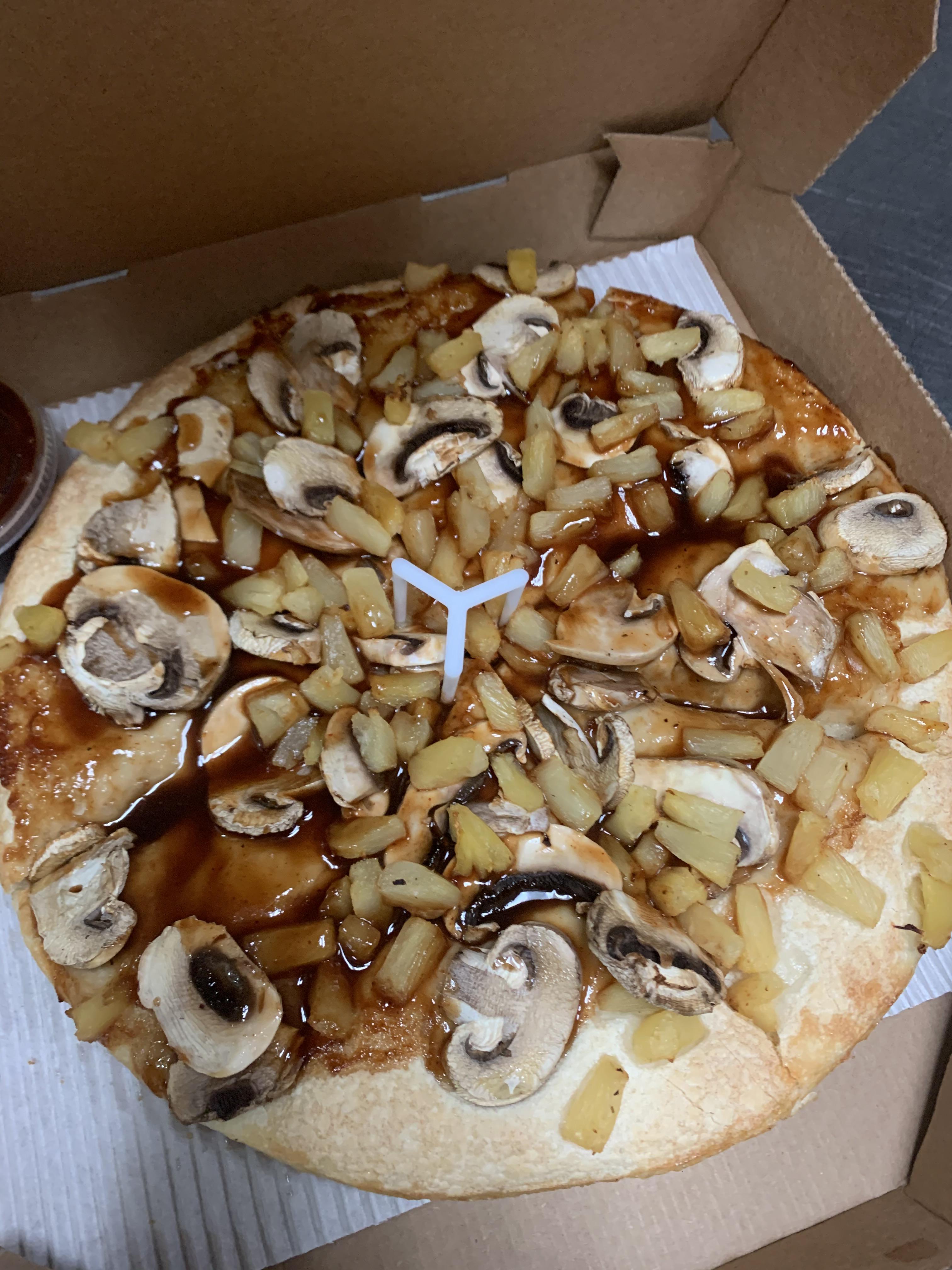 Yuuum BBQ Mushroom pineapple pizza 😋 r/badfoodporn