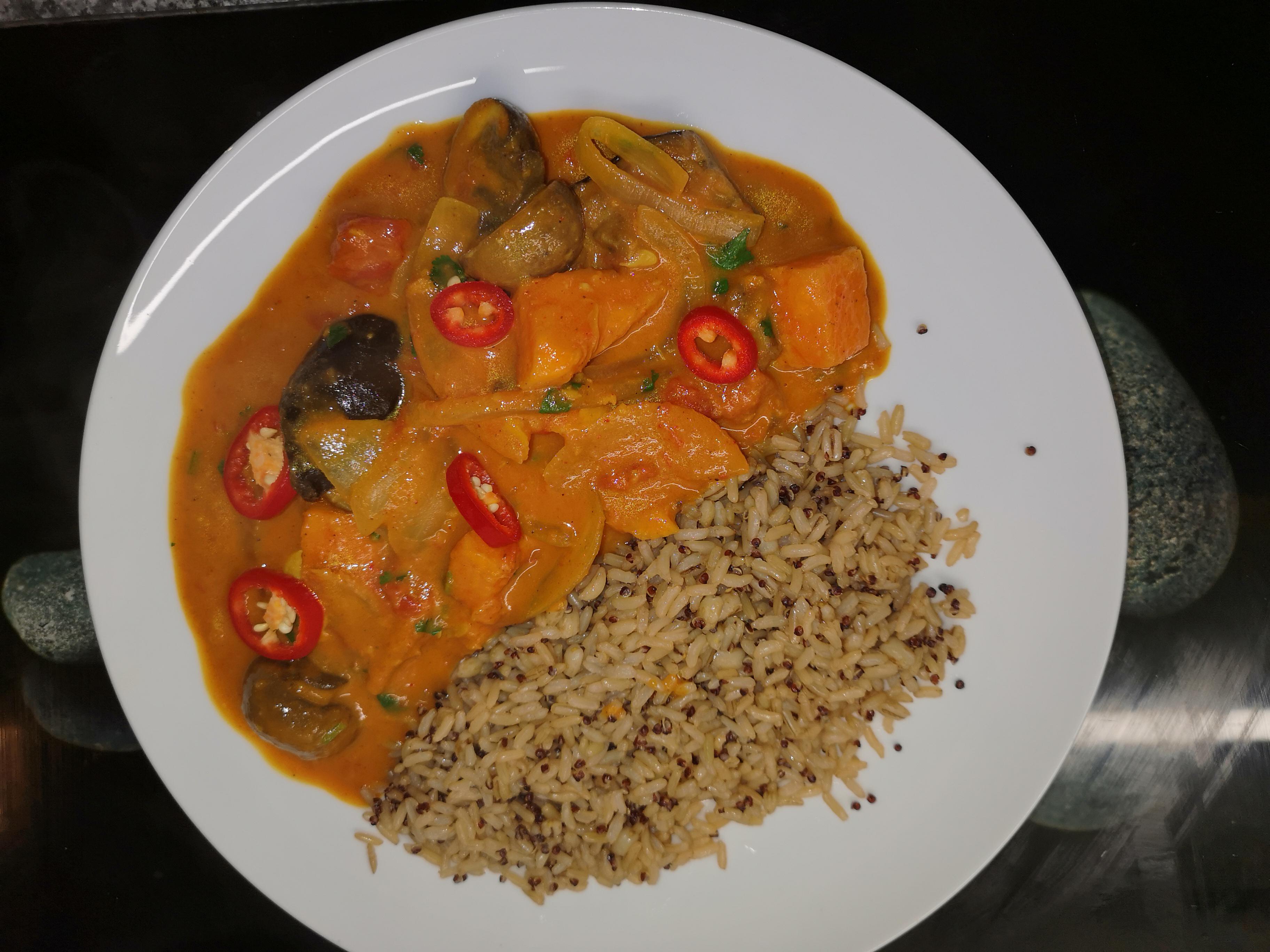 Roasted aubergine, sweet potato and mushroom curry r/PlantBasedDiet