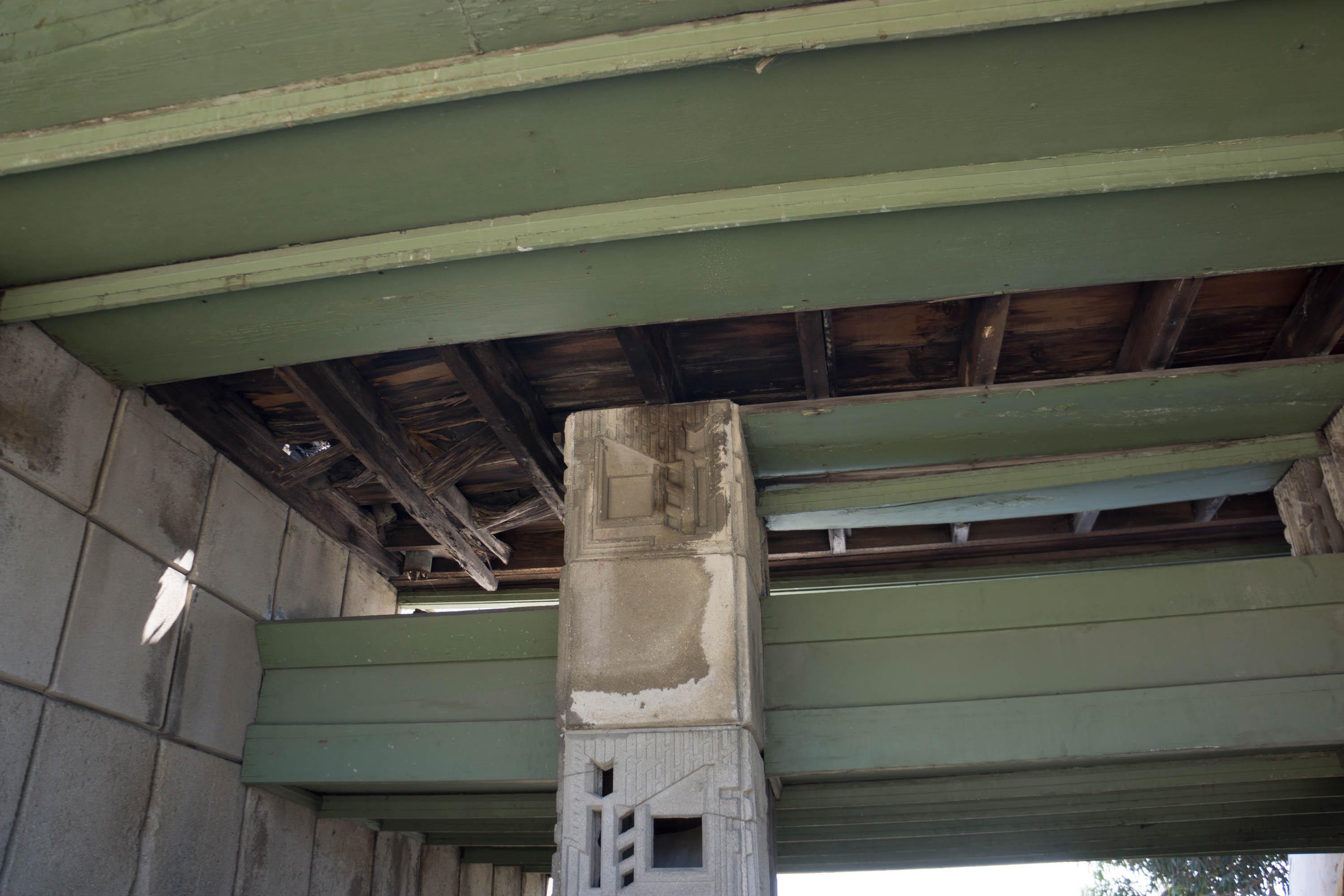 Frank Lloyd Wright Freeman House...In a horrible condition. [OC