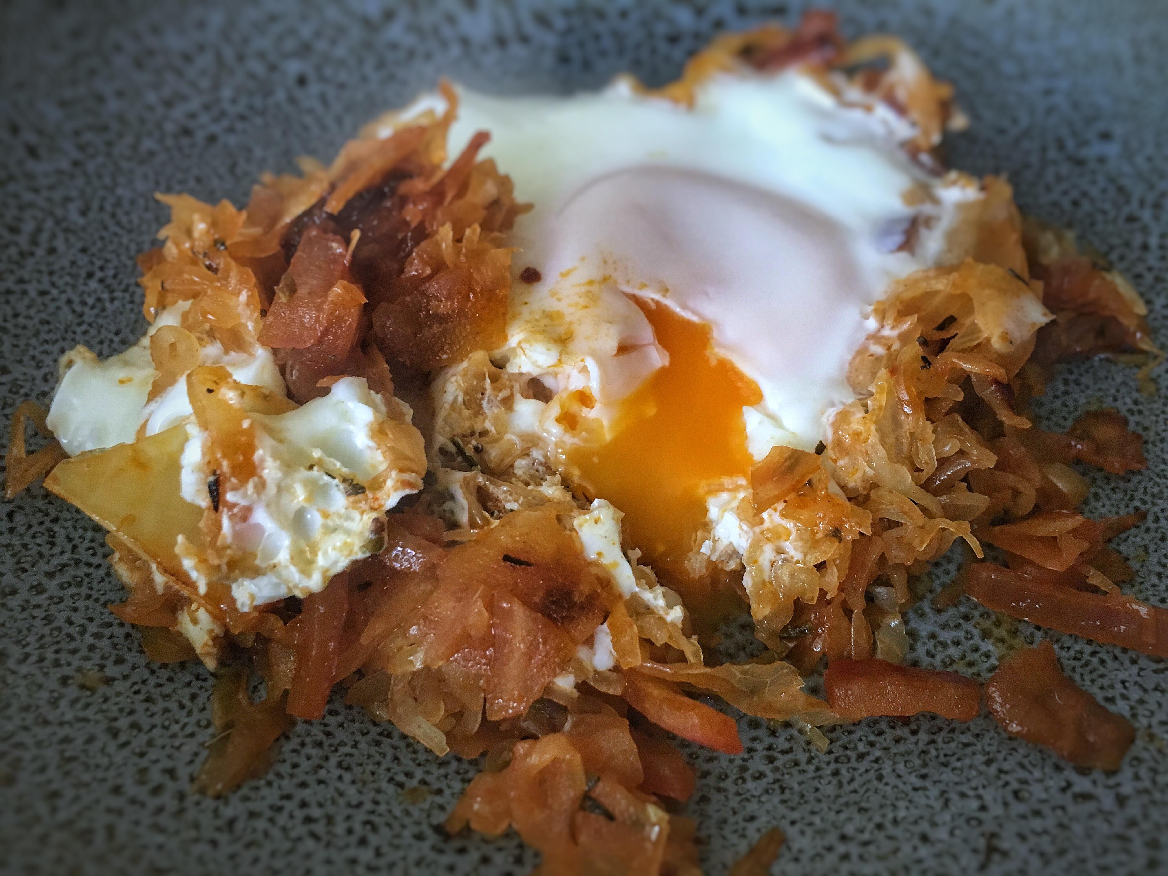 Egg on spicy sauerkraut (shakshuka style) r/ketorecipes