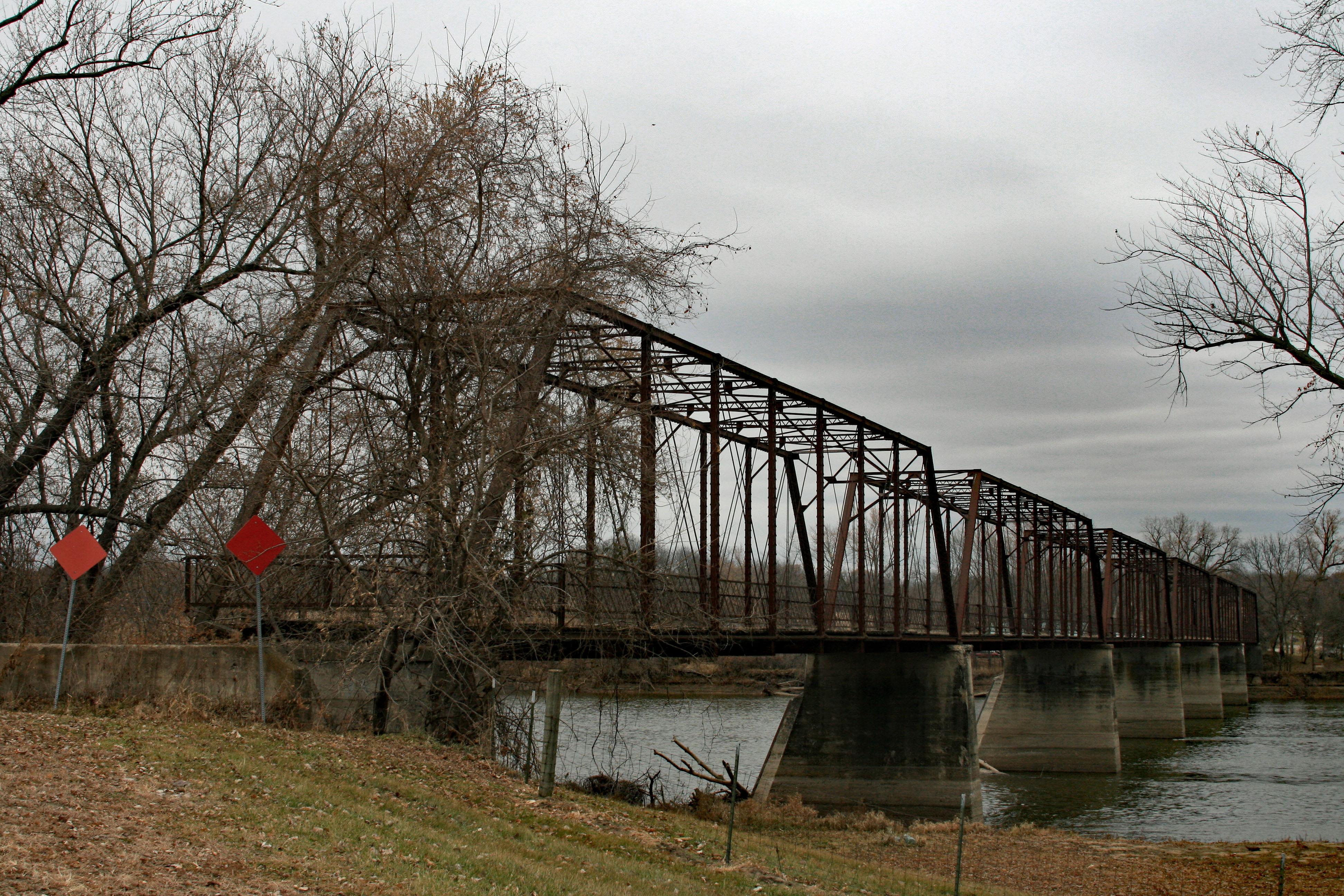 Another dying Iowa bridge through truss bridge over the Des Moines river at Kilbourne