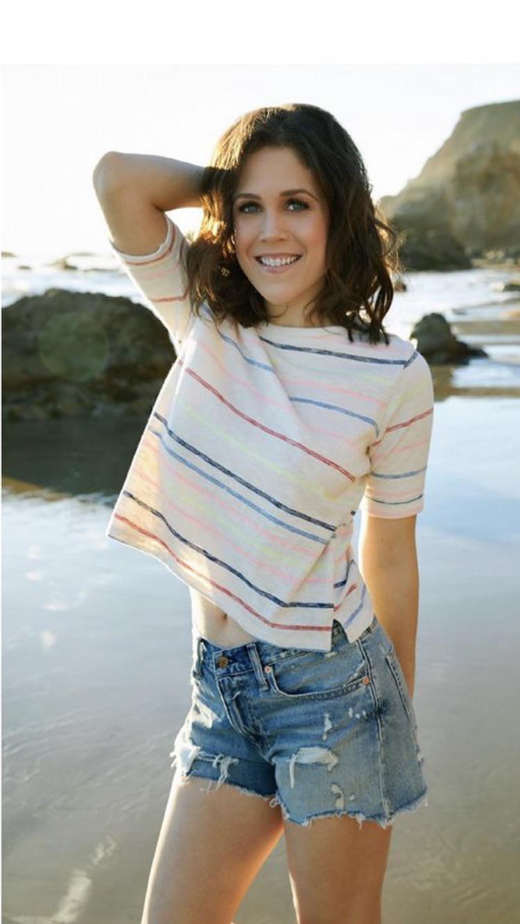Erin Krakow. The only image I could find anywhere of her belly. : CelebrityBelly