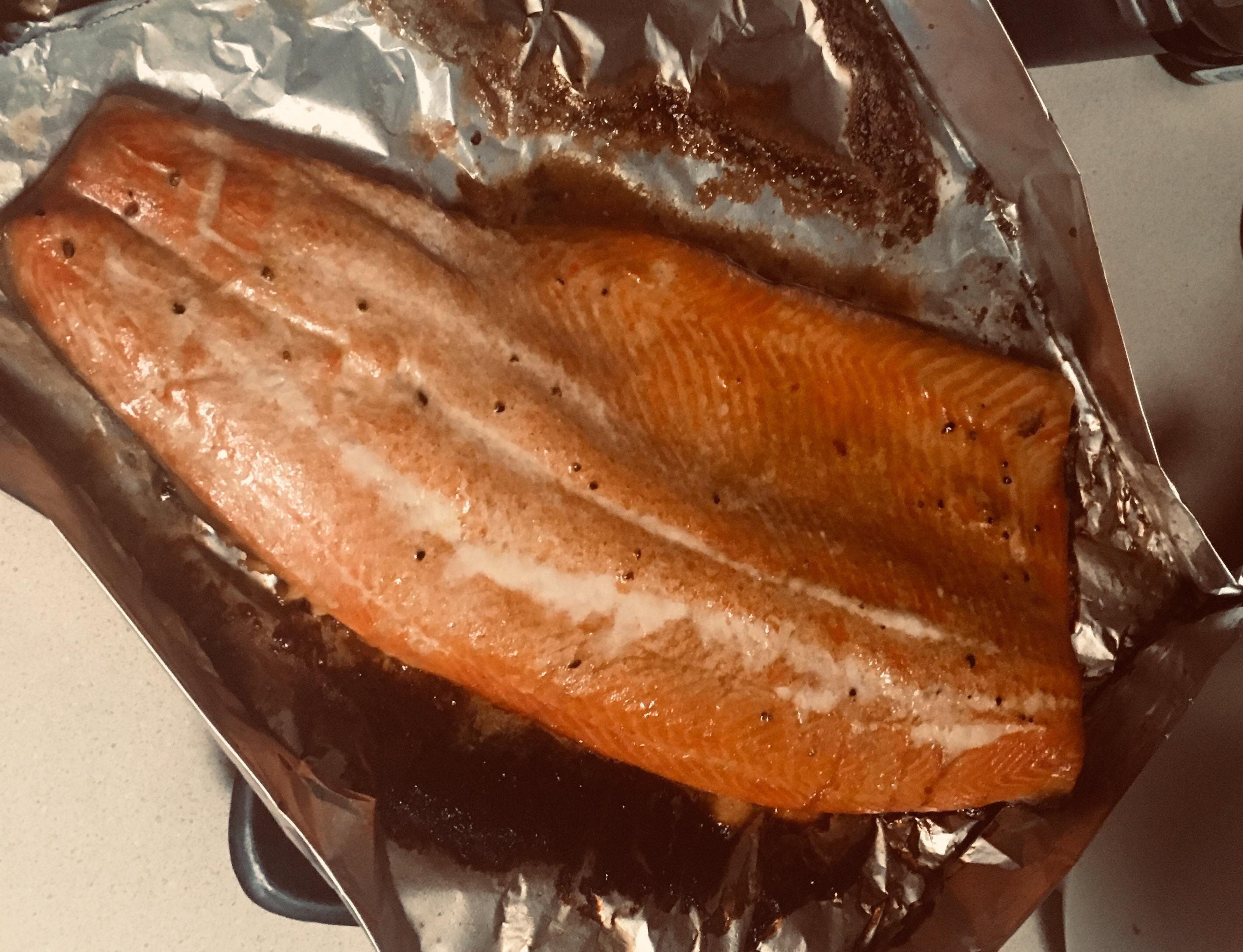 Smoked steelhead trout. Lemon, butter, and garlic with a shake of Jonny’s. Delicious😋 r/smoking