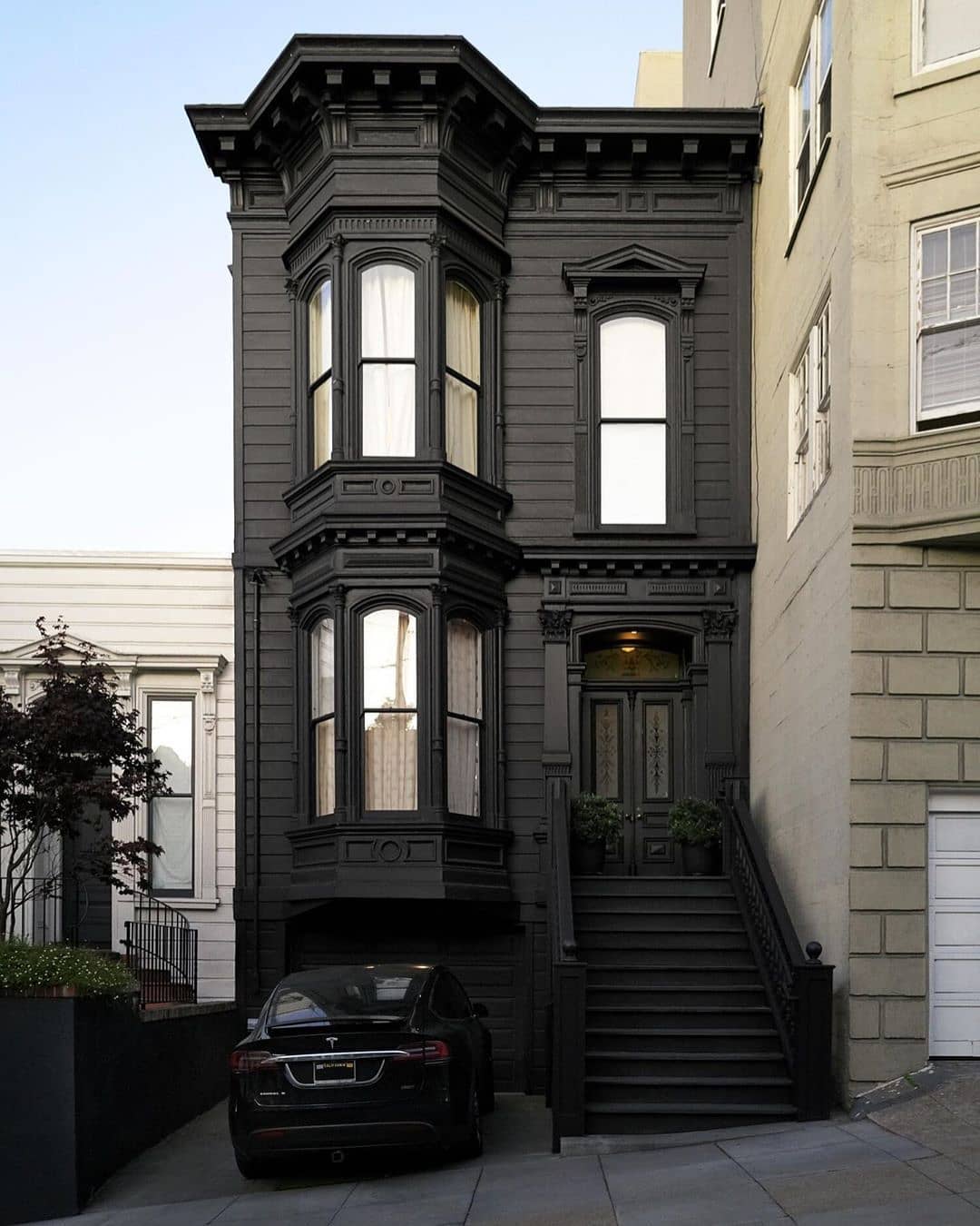 This AllBlack Townhouse In San Francisco r/Damnthatsinteresting