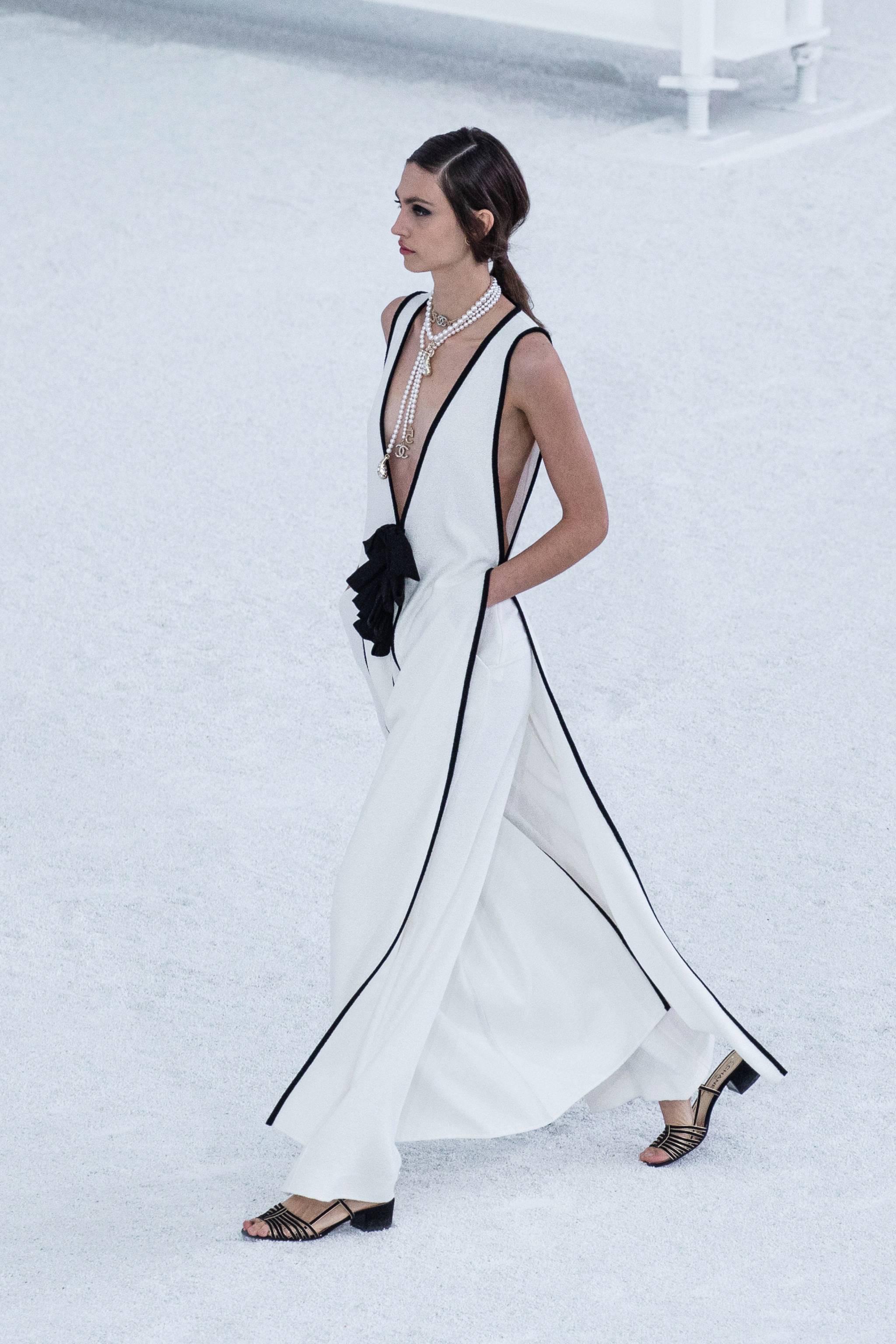 Daniela Kocianova in Chanel Spring 2021 [2048 x 3072] : fashionporn