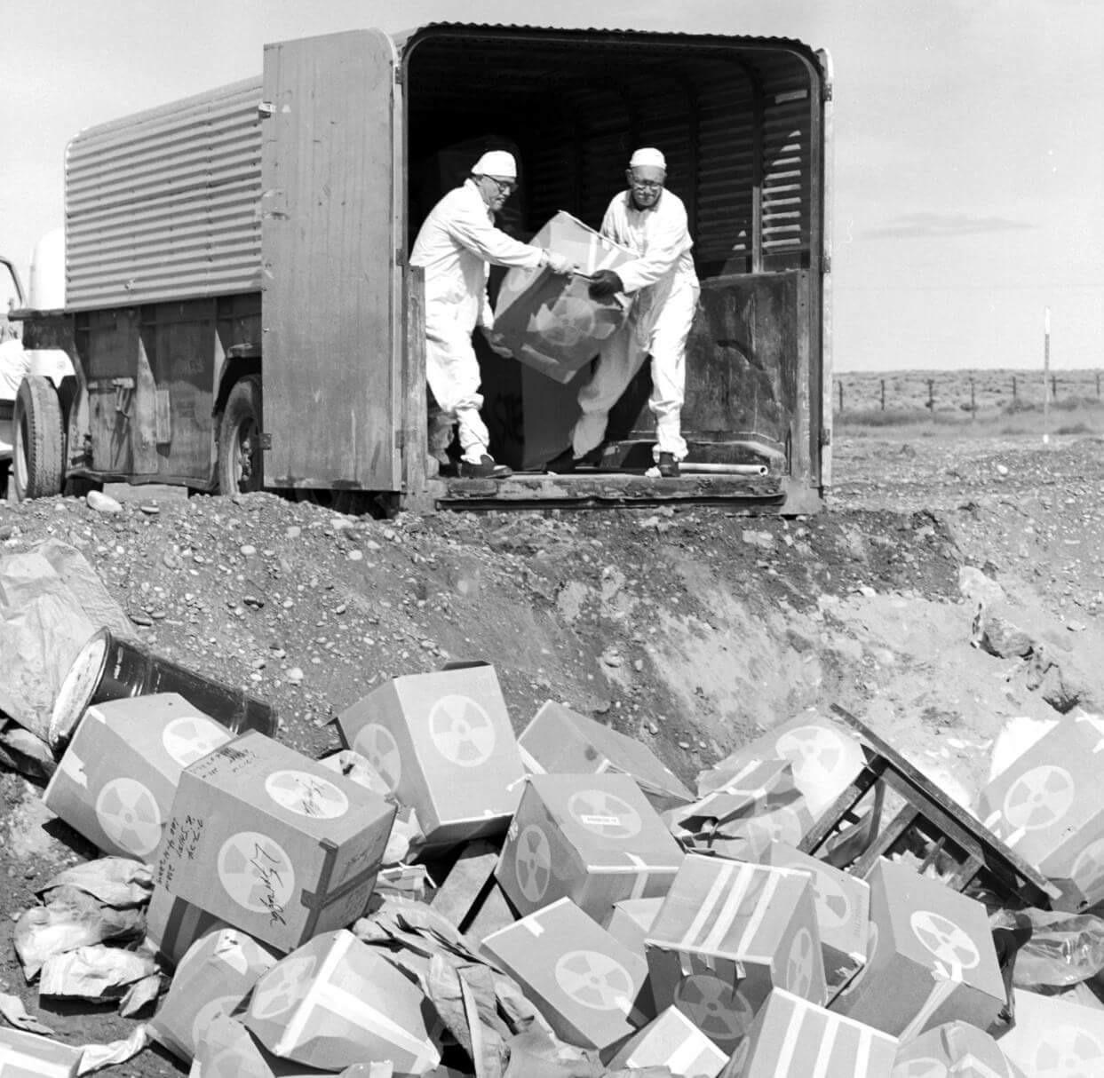 Hanford, Wa workers disposing of radioactive waste from Manhattan Project (1974) r/OldSchoolCool