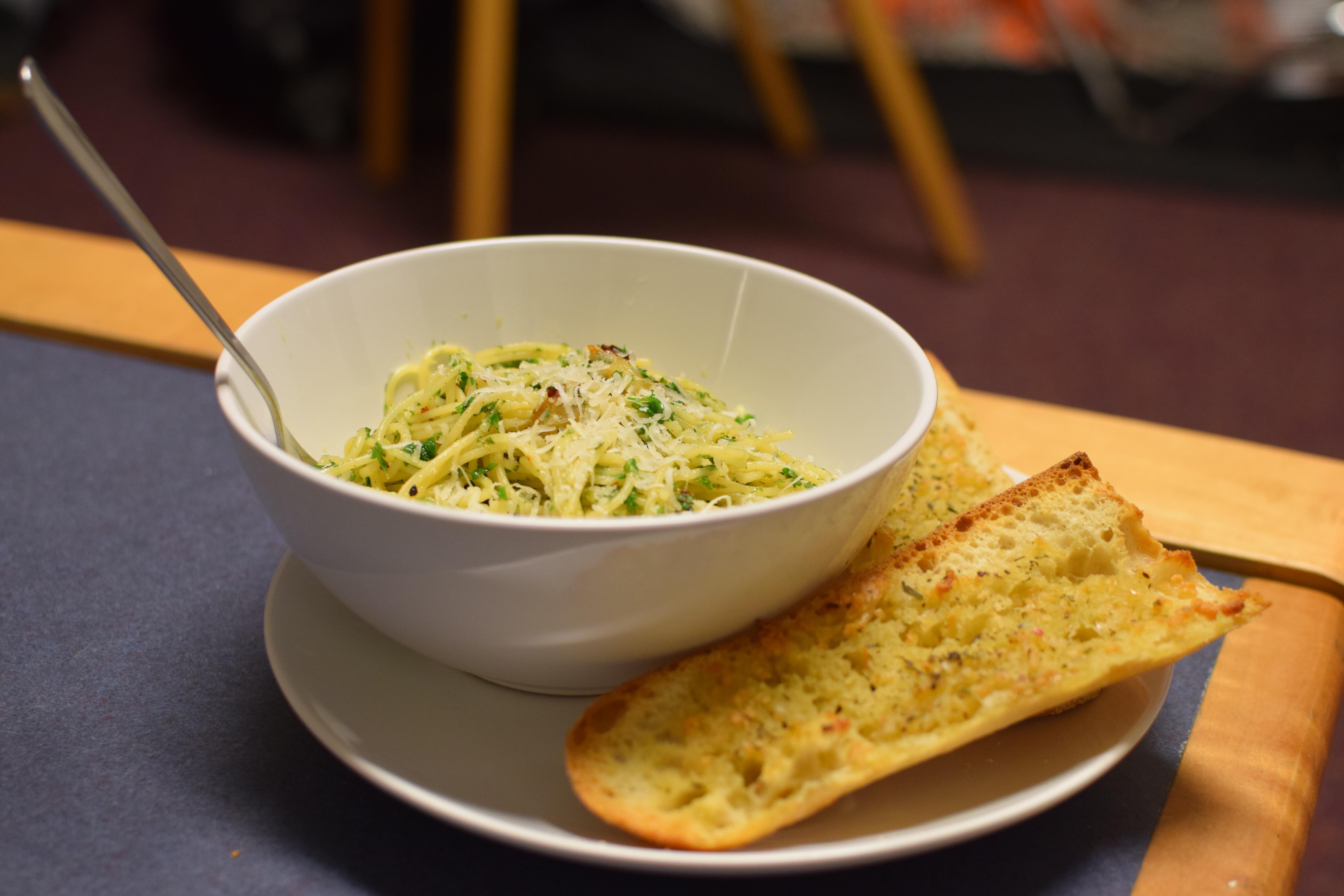 [Homemade] Pasta Aglio e Olio with garlic bread r/food