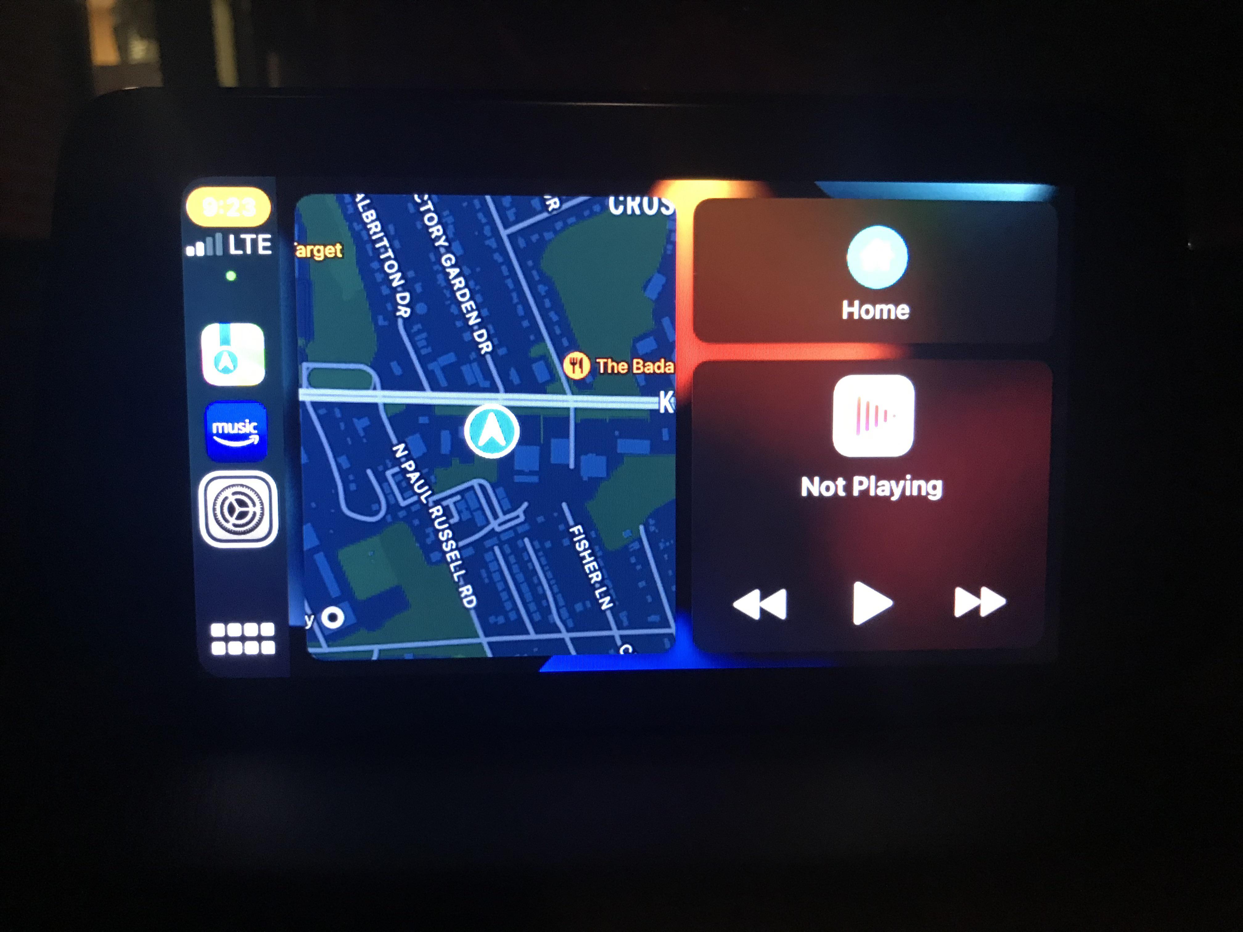 How to see radio station that is playing and maps in Apple CarPlay ? Is