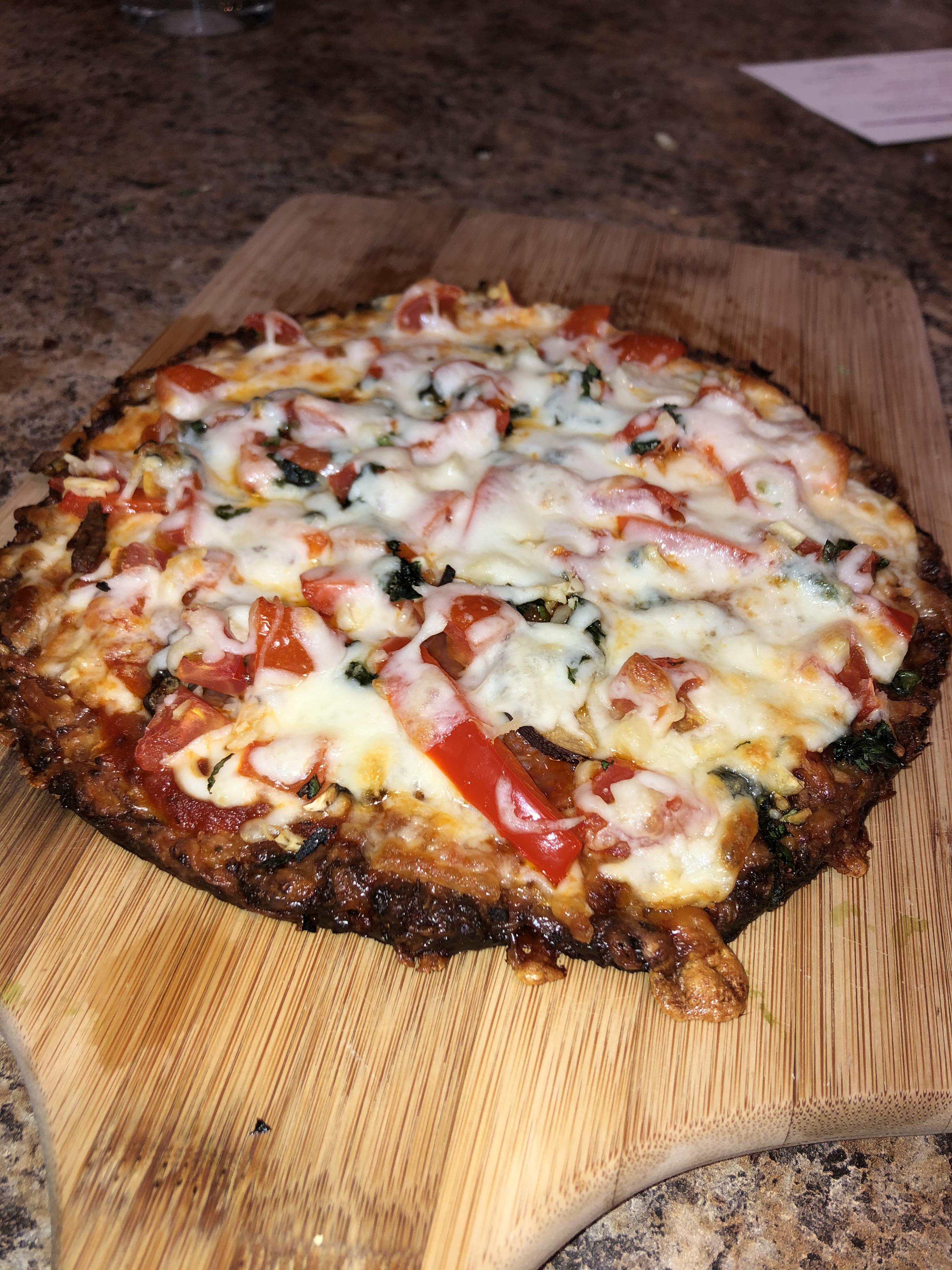 Cauliflower crust pizza! Simple and delicious. r/Keto_Food