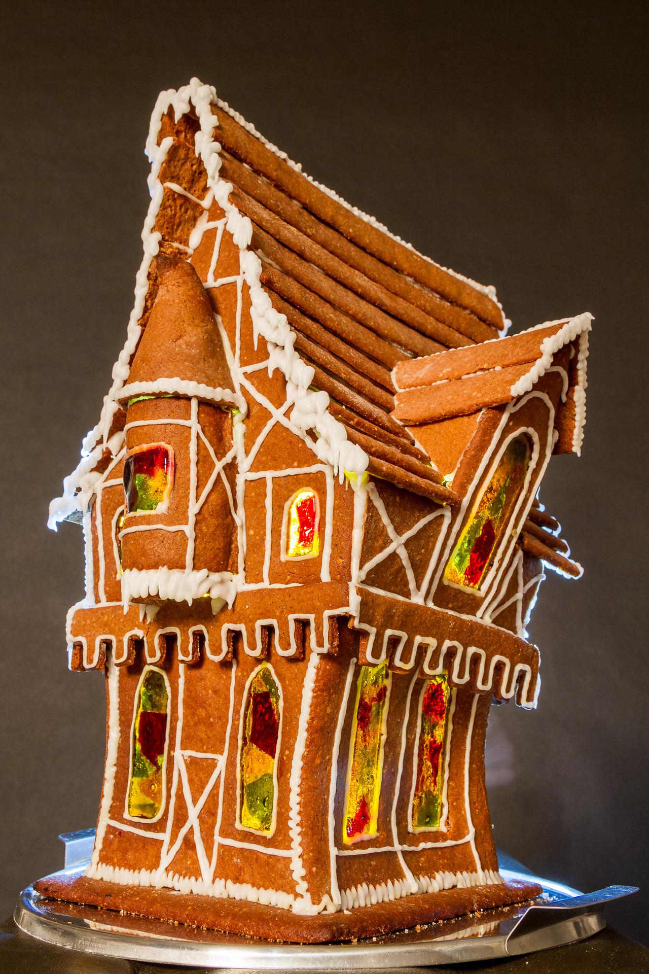Habe dieses Jahr ein (absichtlich) schiefes Lebkuchenhaus mit gefärbten