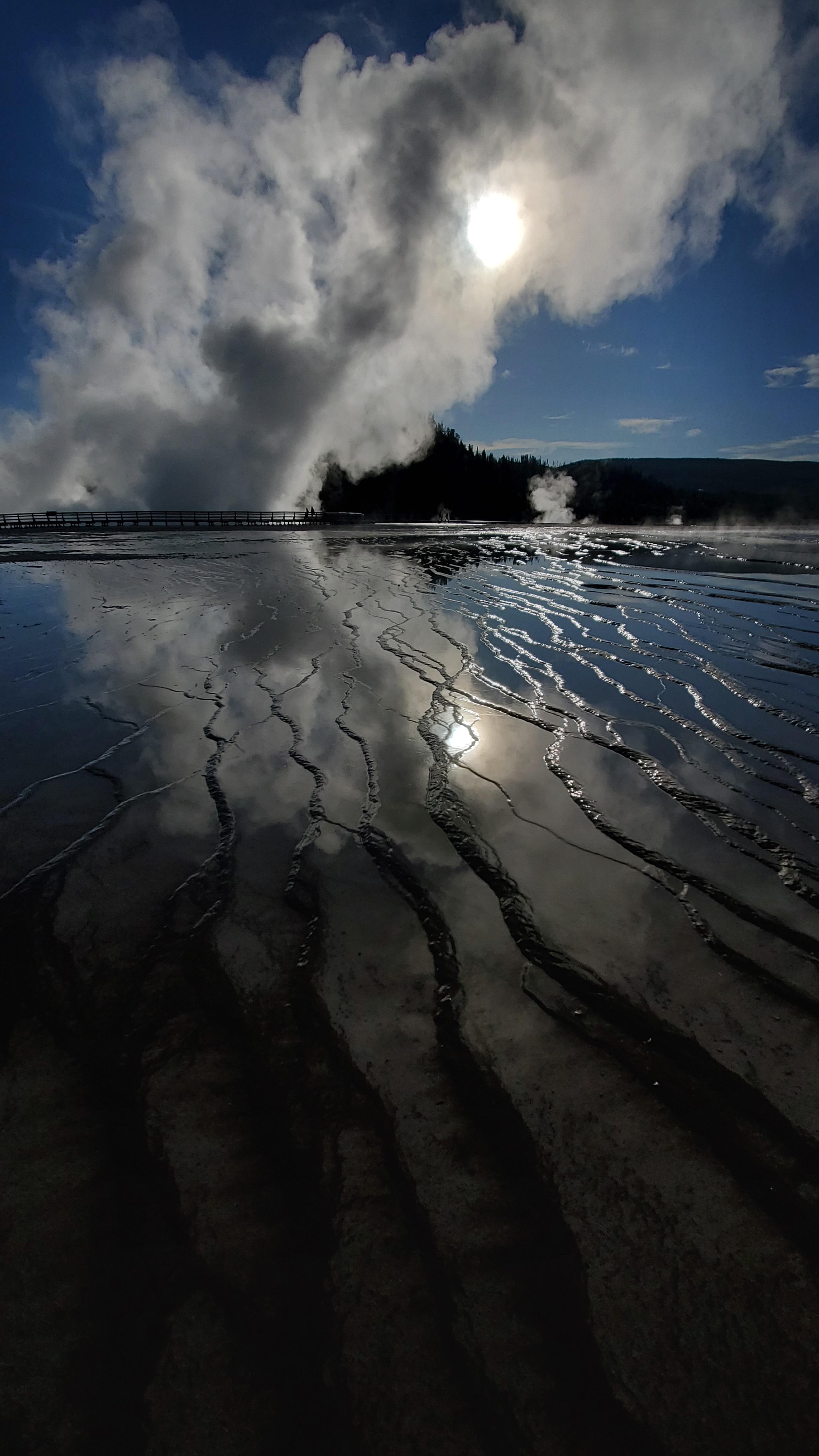 🔥 Excelsior Geyser Crater discharges more than 4,000 gallons of water