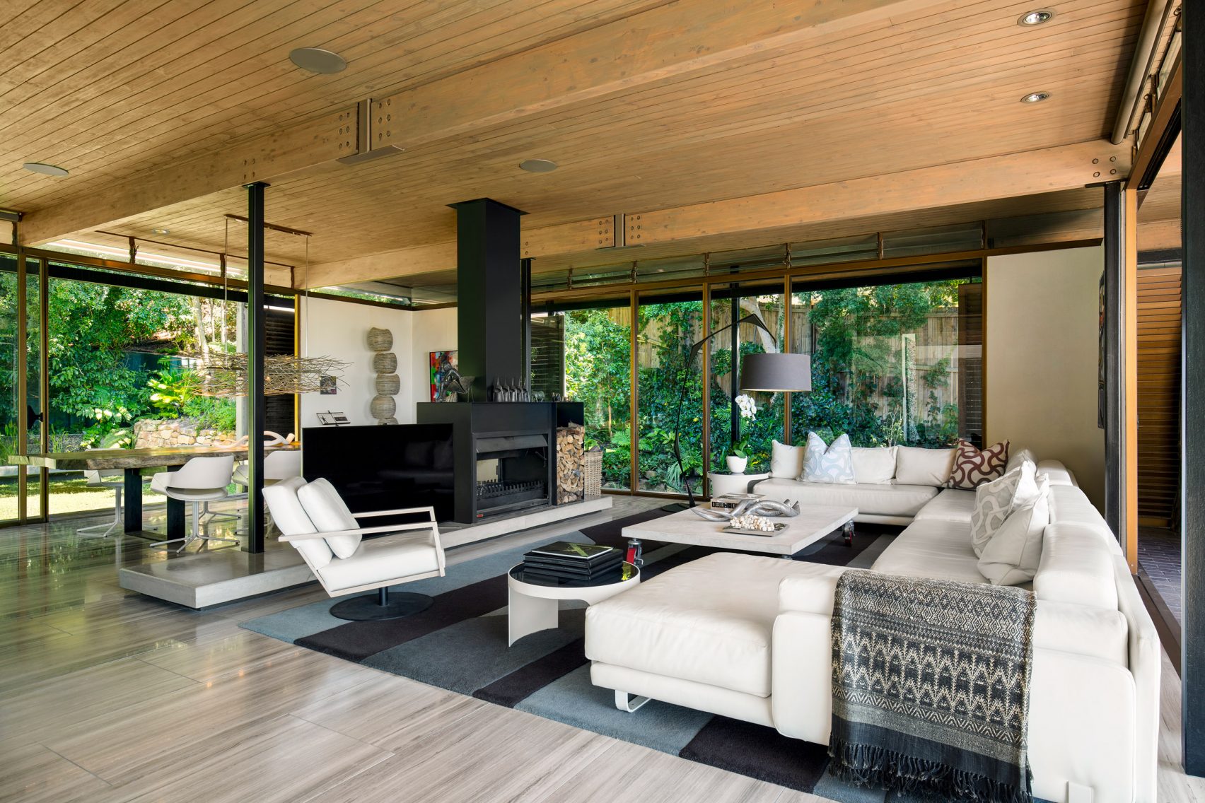 Spacious midcentury living room in Cape Town by SAOTA [1704 x 1136