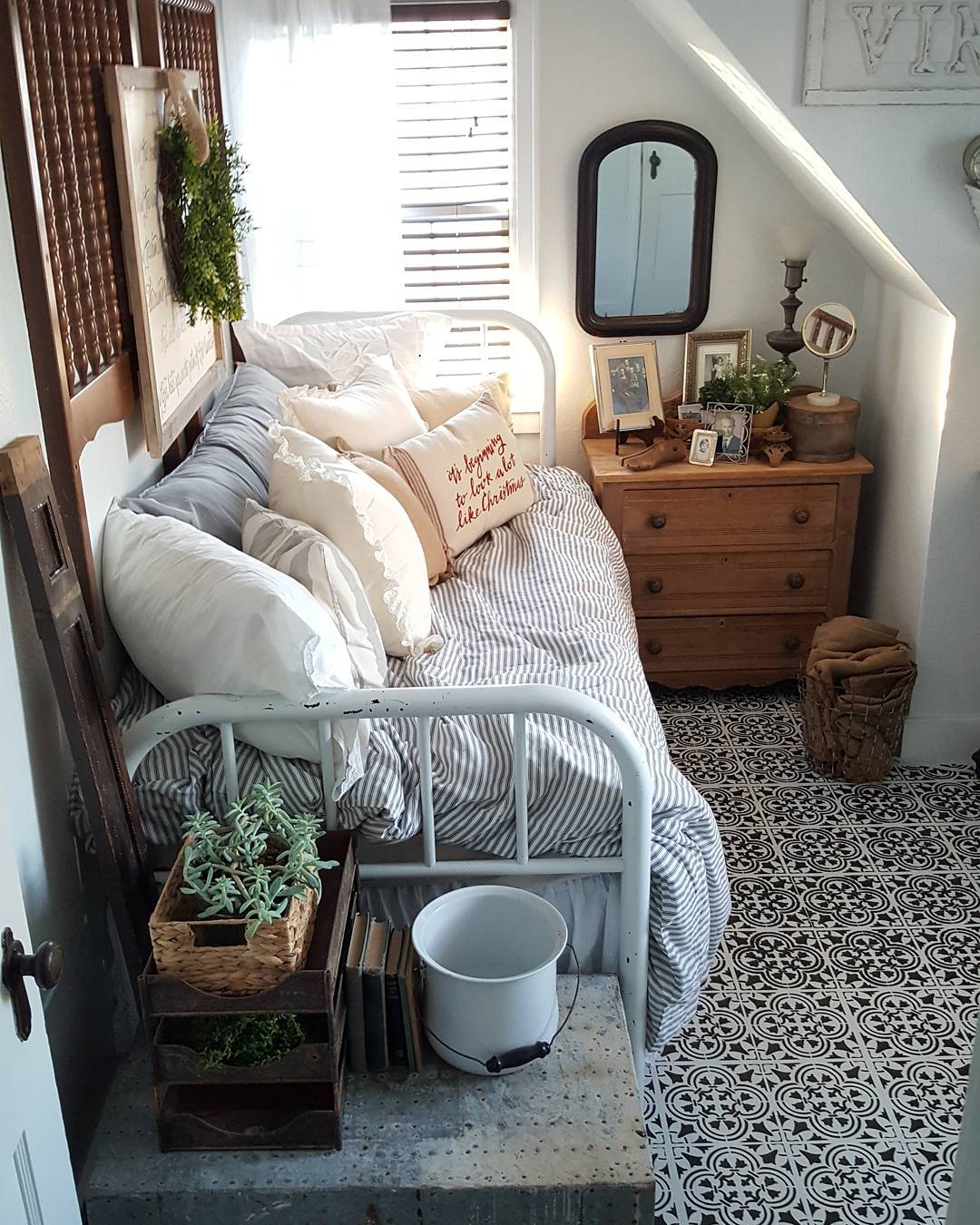 Cozy little room with a daybed r/CozyPlaces
