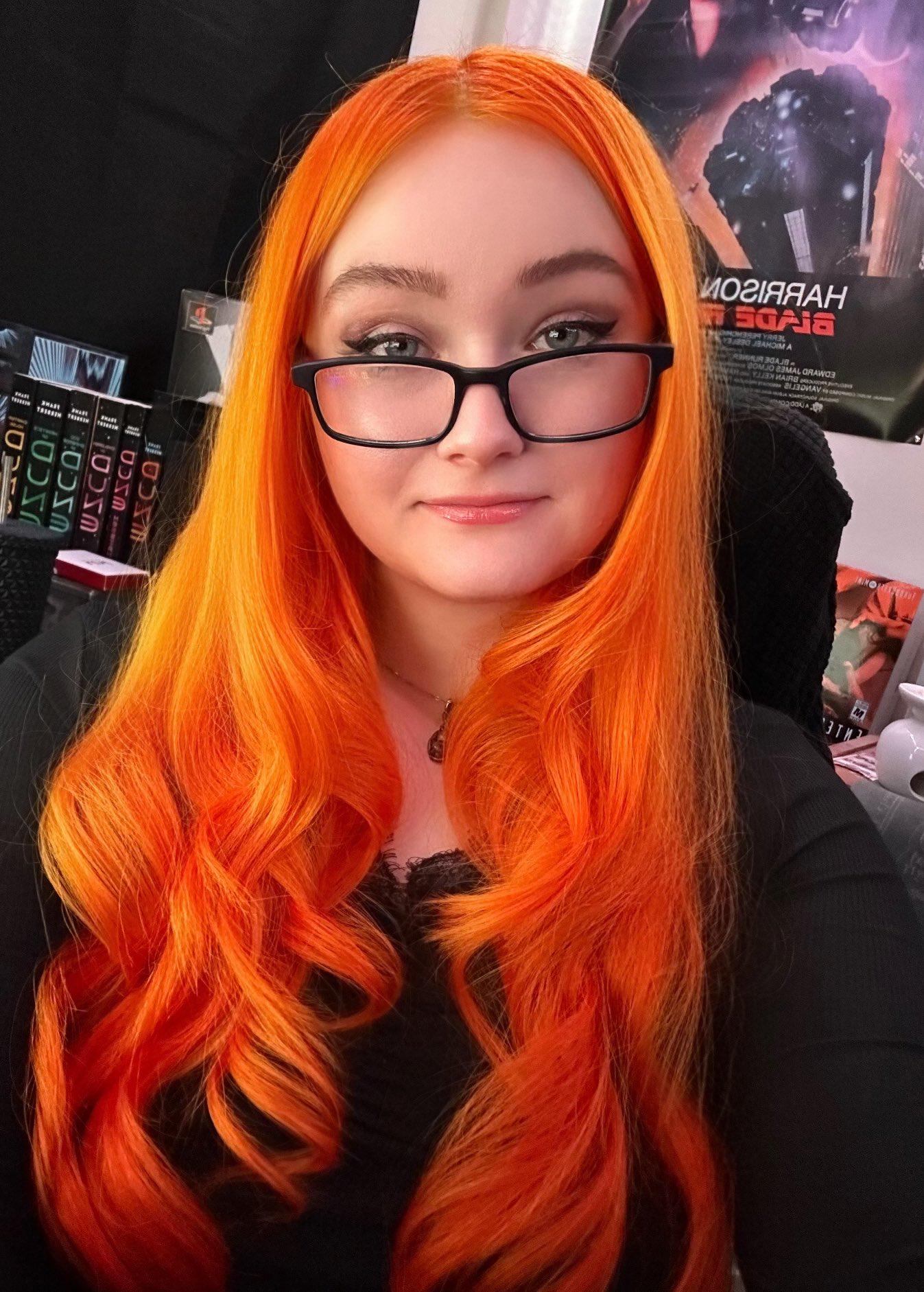 Just wanna blast my load all over her face! 💦 Vara gets me jerking hard