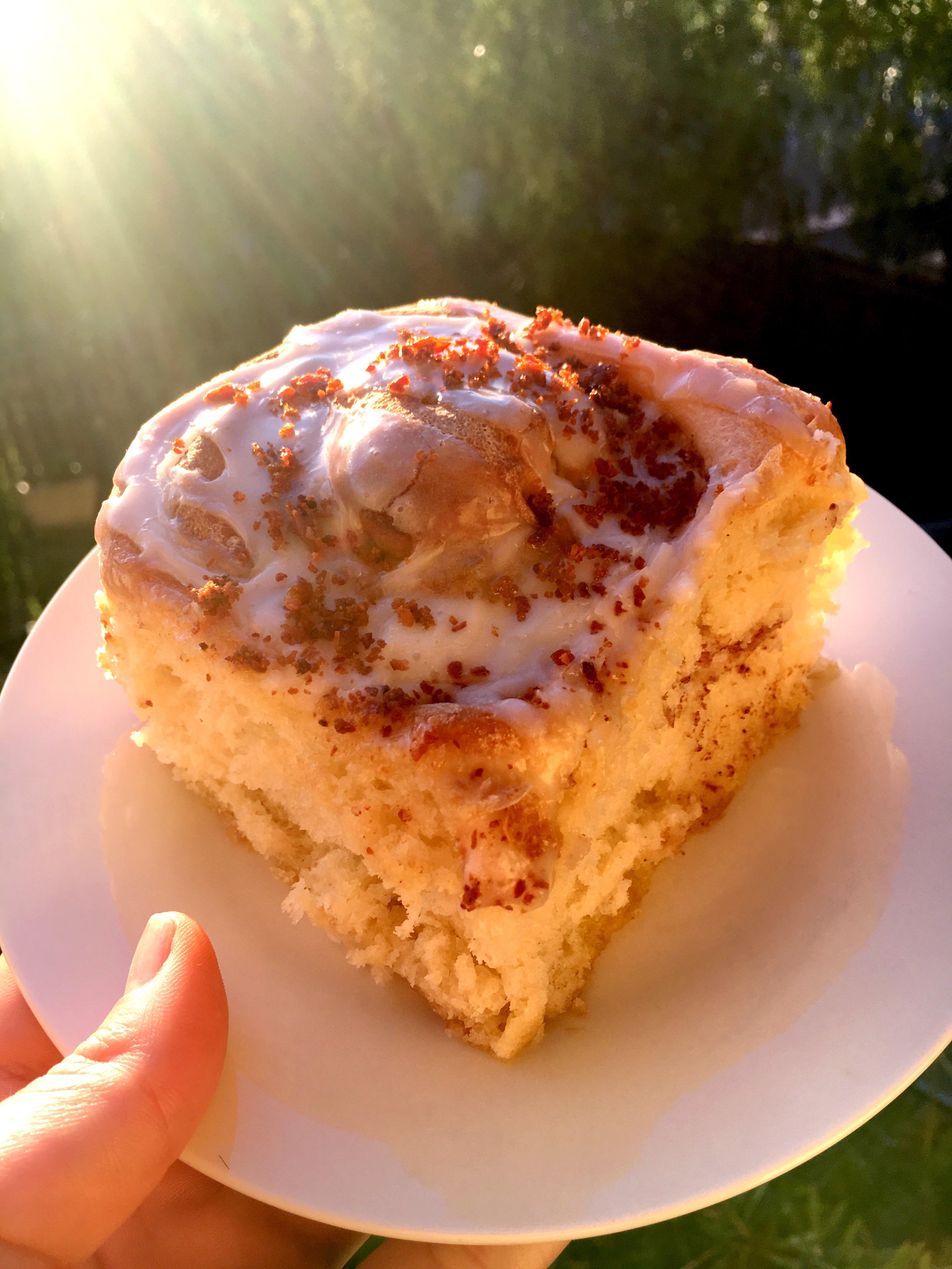 Homemade cinnamon buns with vanilla glaze and bacon dust 😍 r/Baking