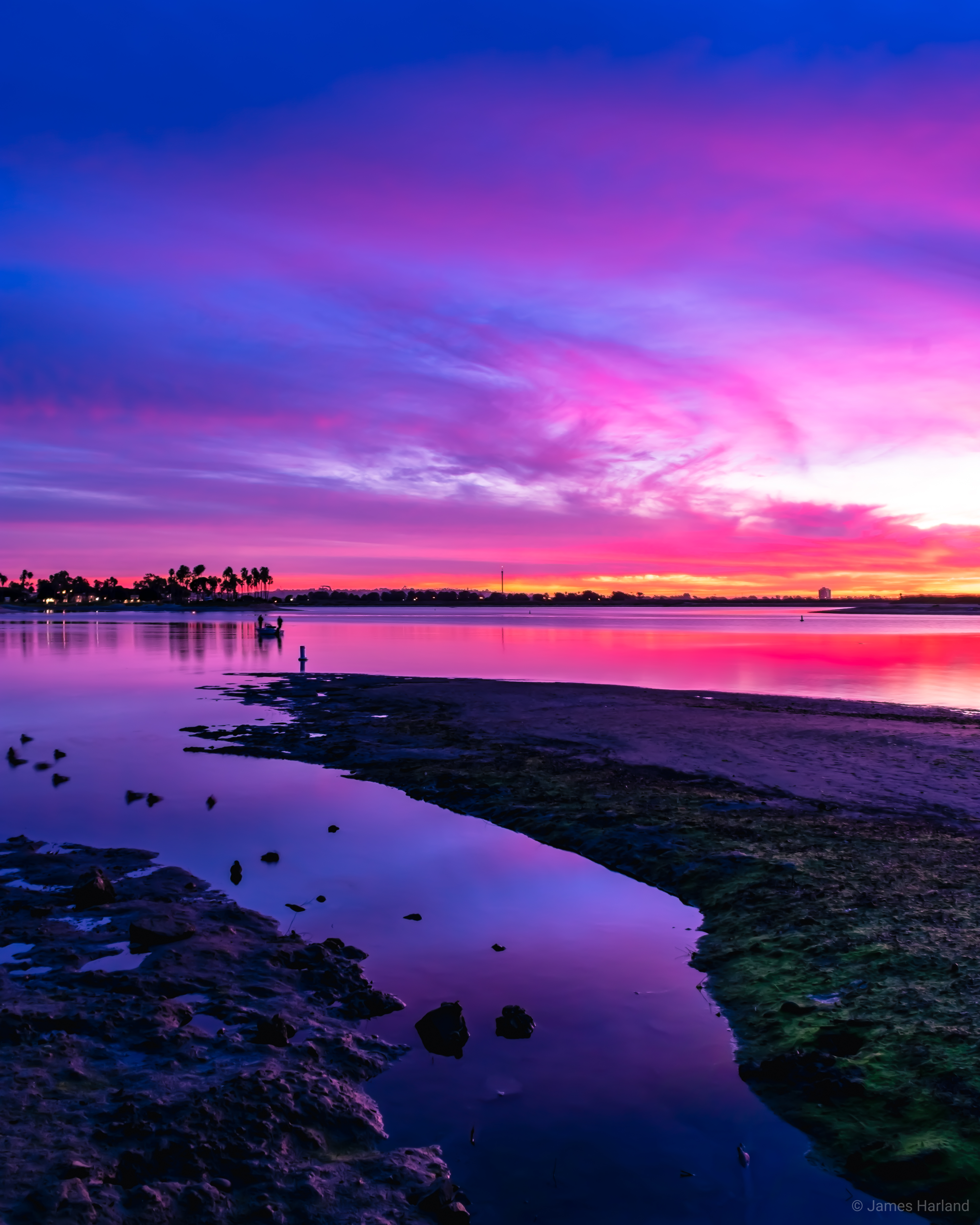 Mission Bay at sundown with the Sea World Skytower far off on the horizon r/SanDiego_Photography