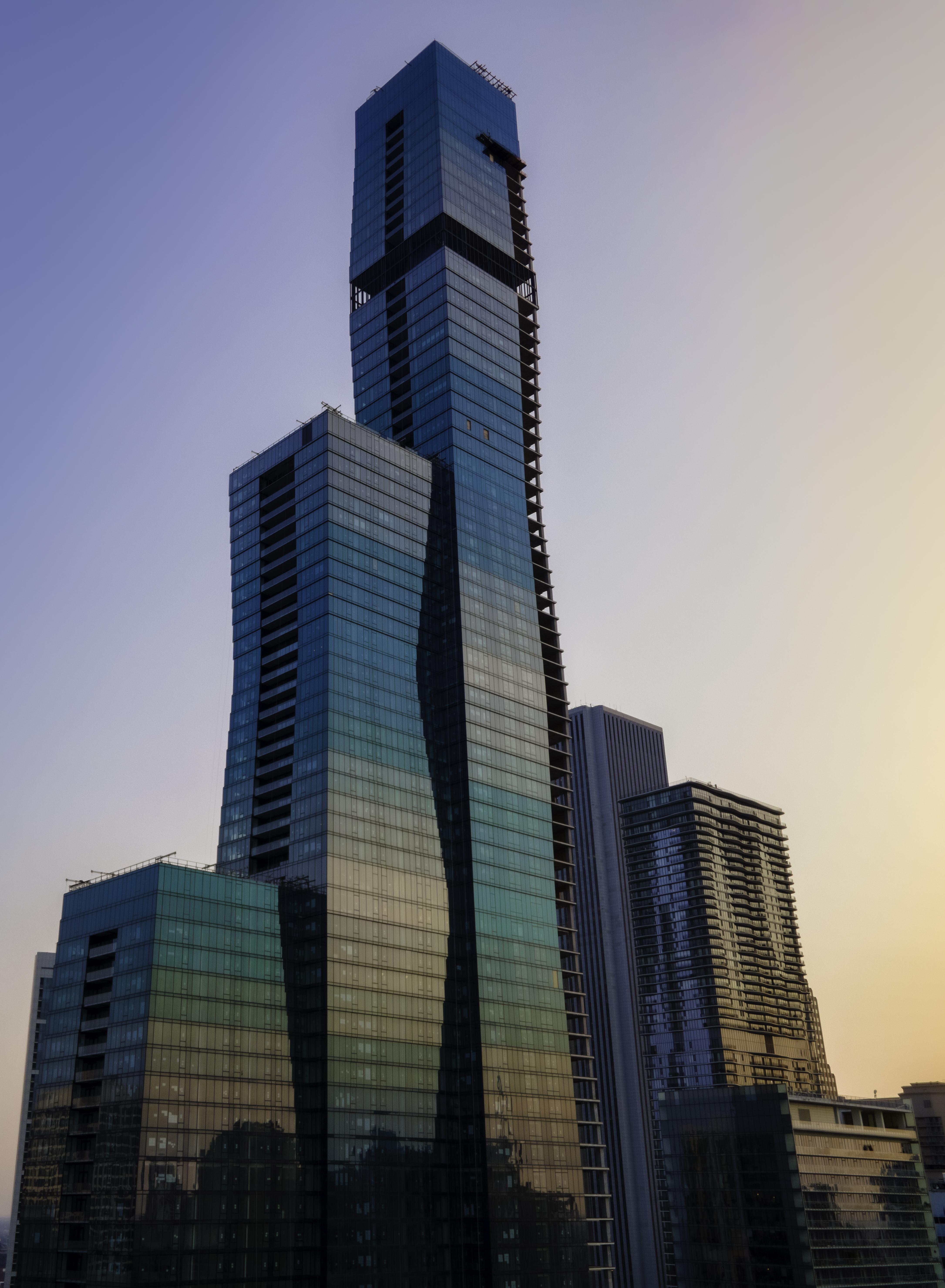 Vista Tower // Chicago, IL / [4342 × 5918] r/ArchitecturePorn