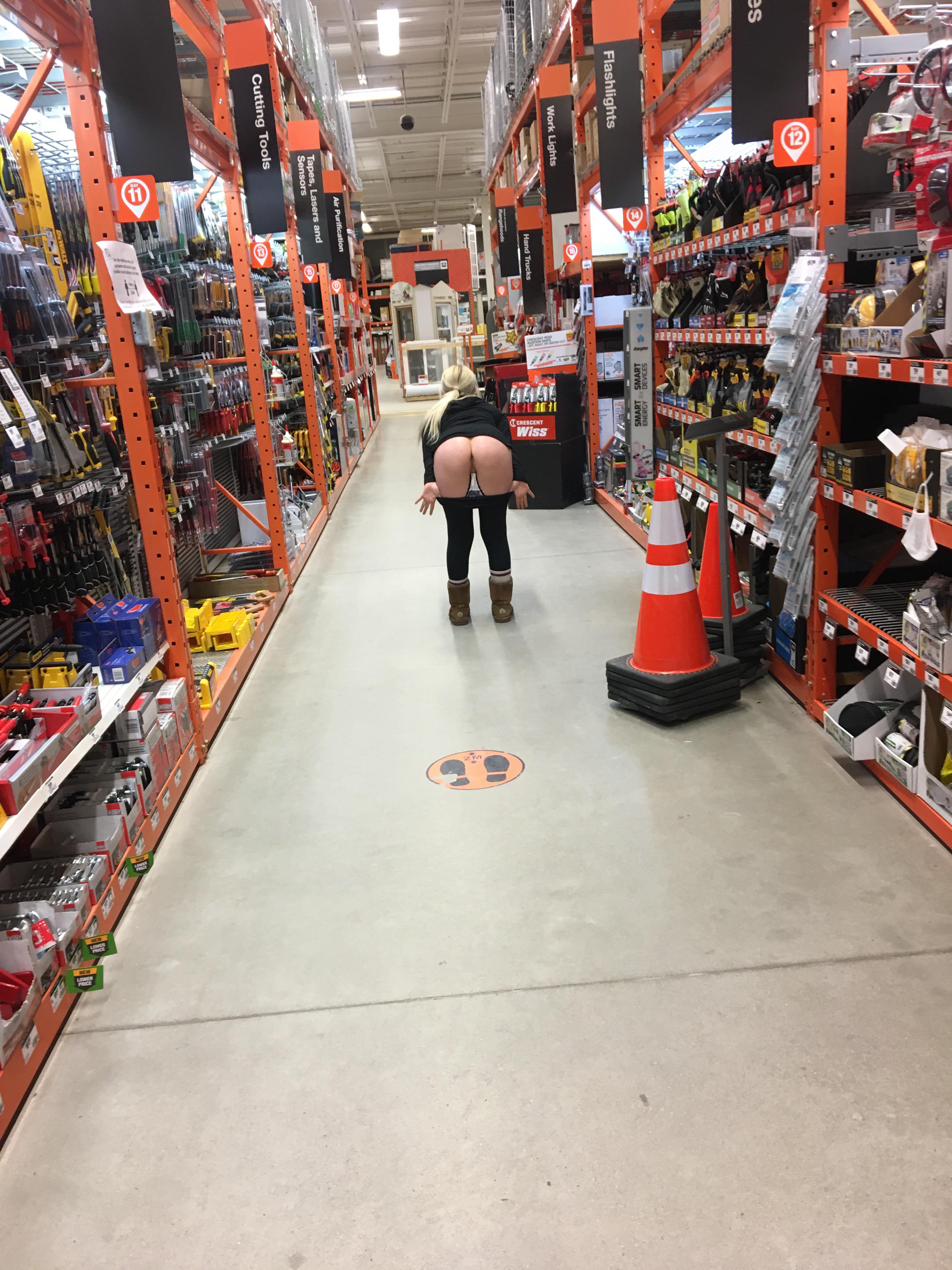 Flashing in Home Depot 😏 : FlashingGirls