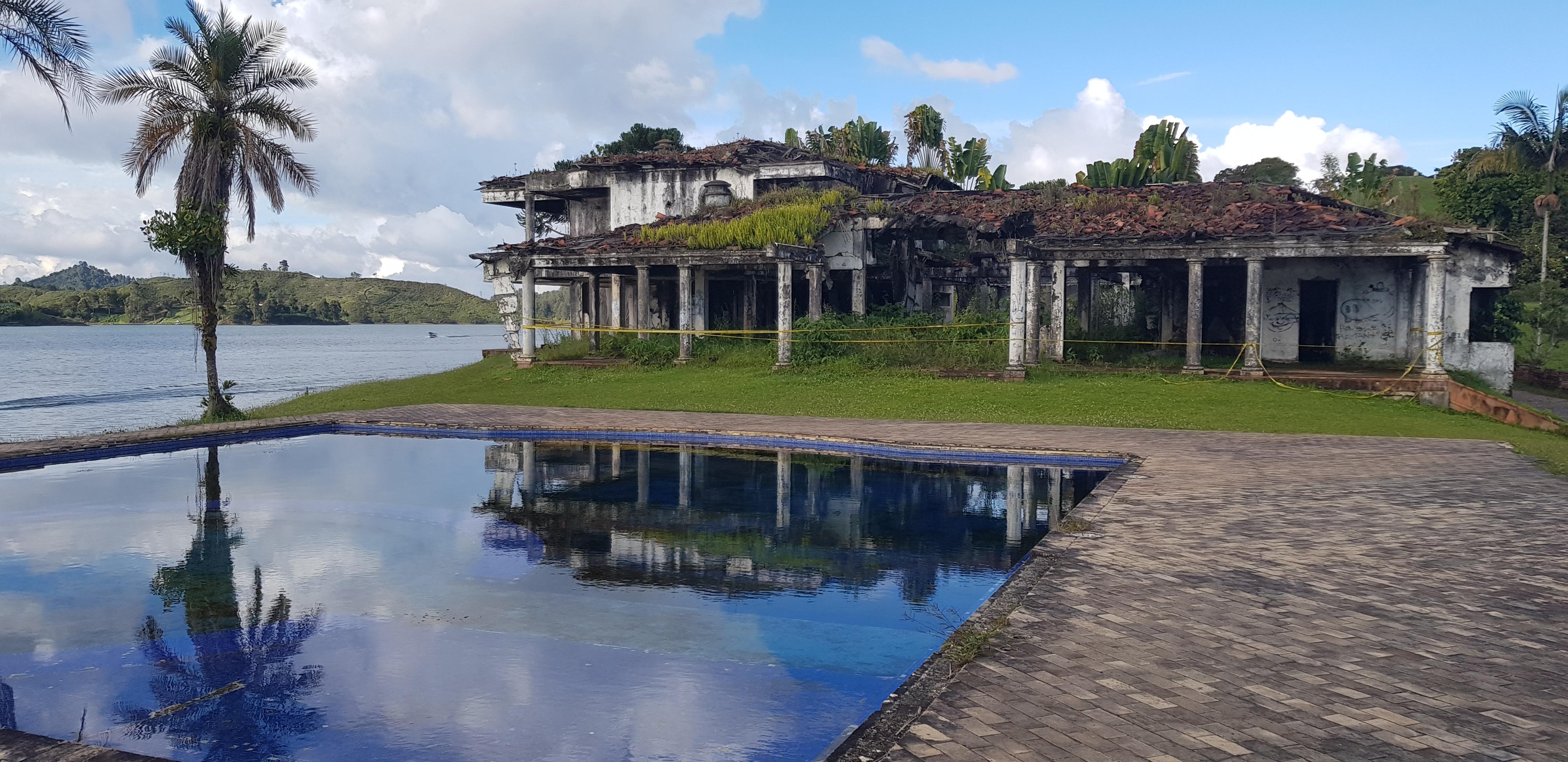 Pablo Escobar's mansion in Guatapé, Colombia r/urbanexploration