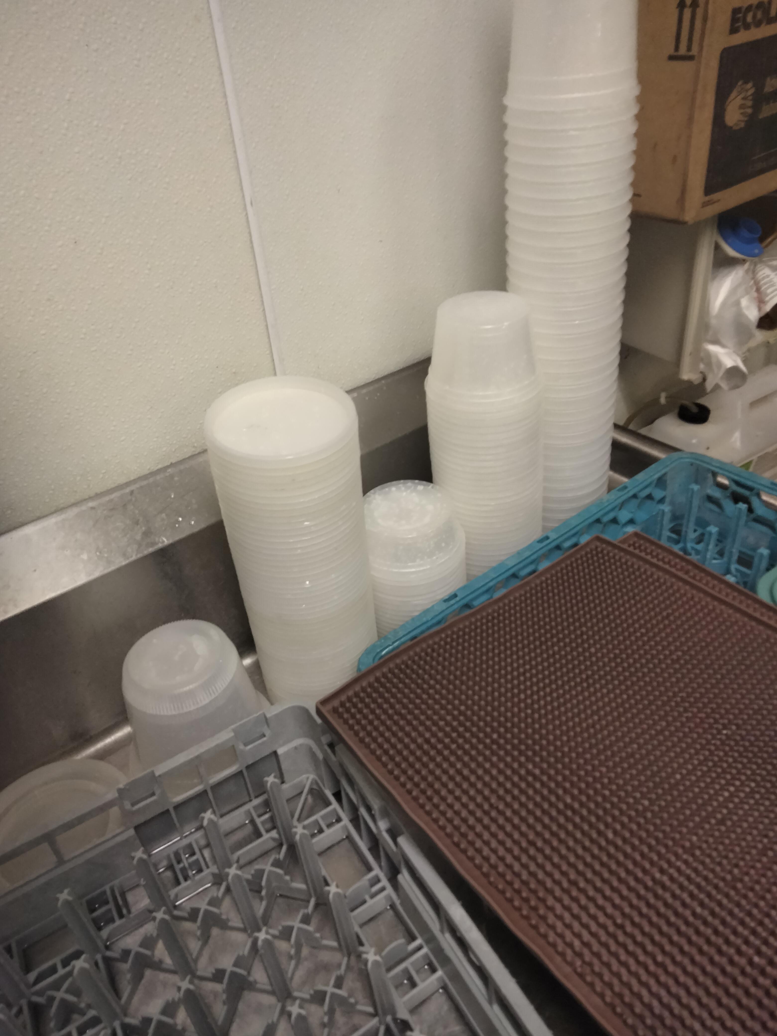 How many of you guys set up the plastic containers like this? r/dishwashers