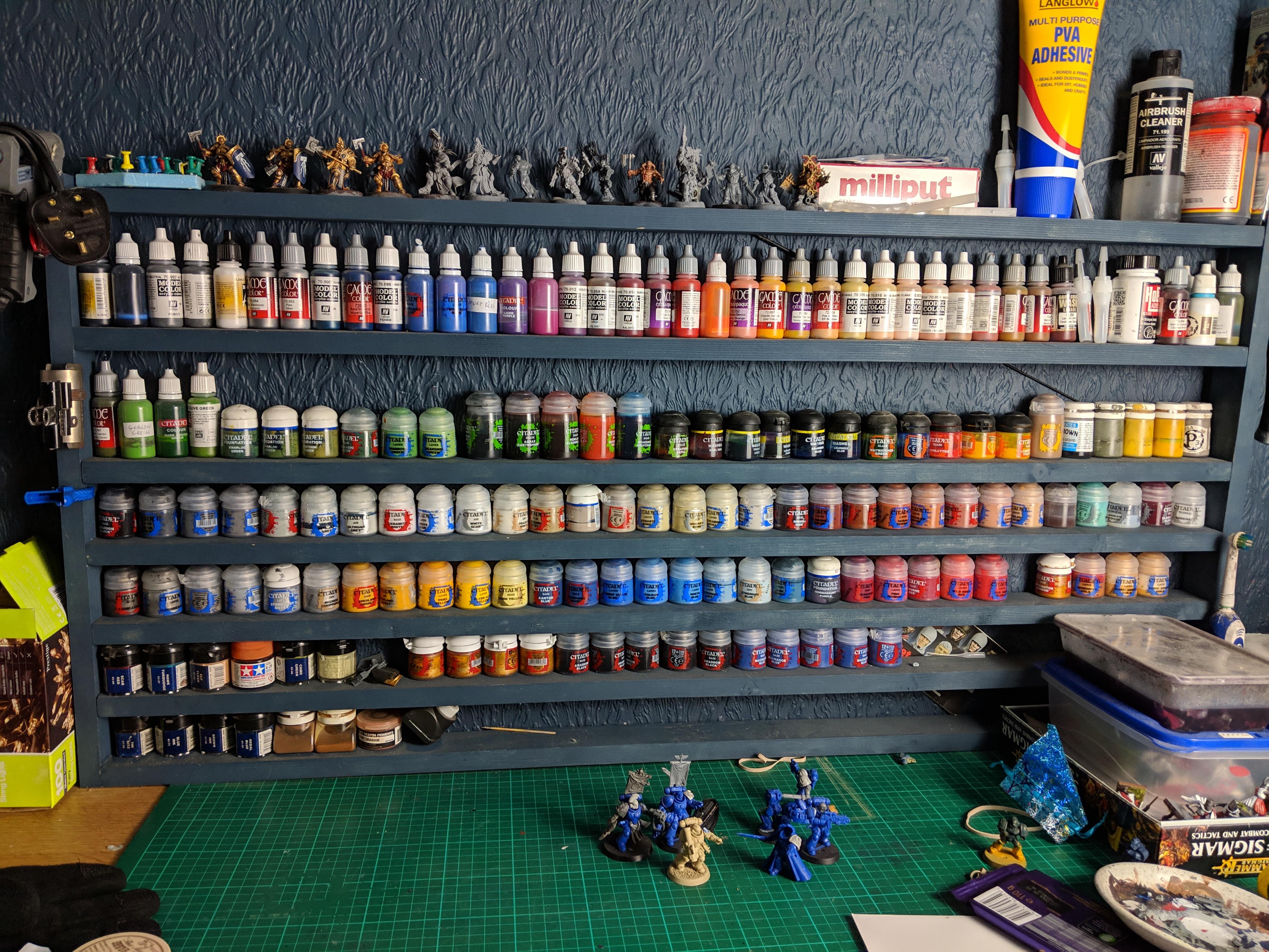 Recently organized and tidied up my painting area. r/Warhammer40k