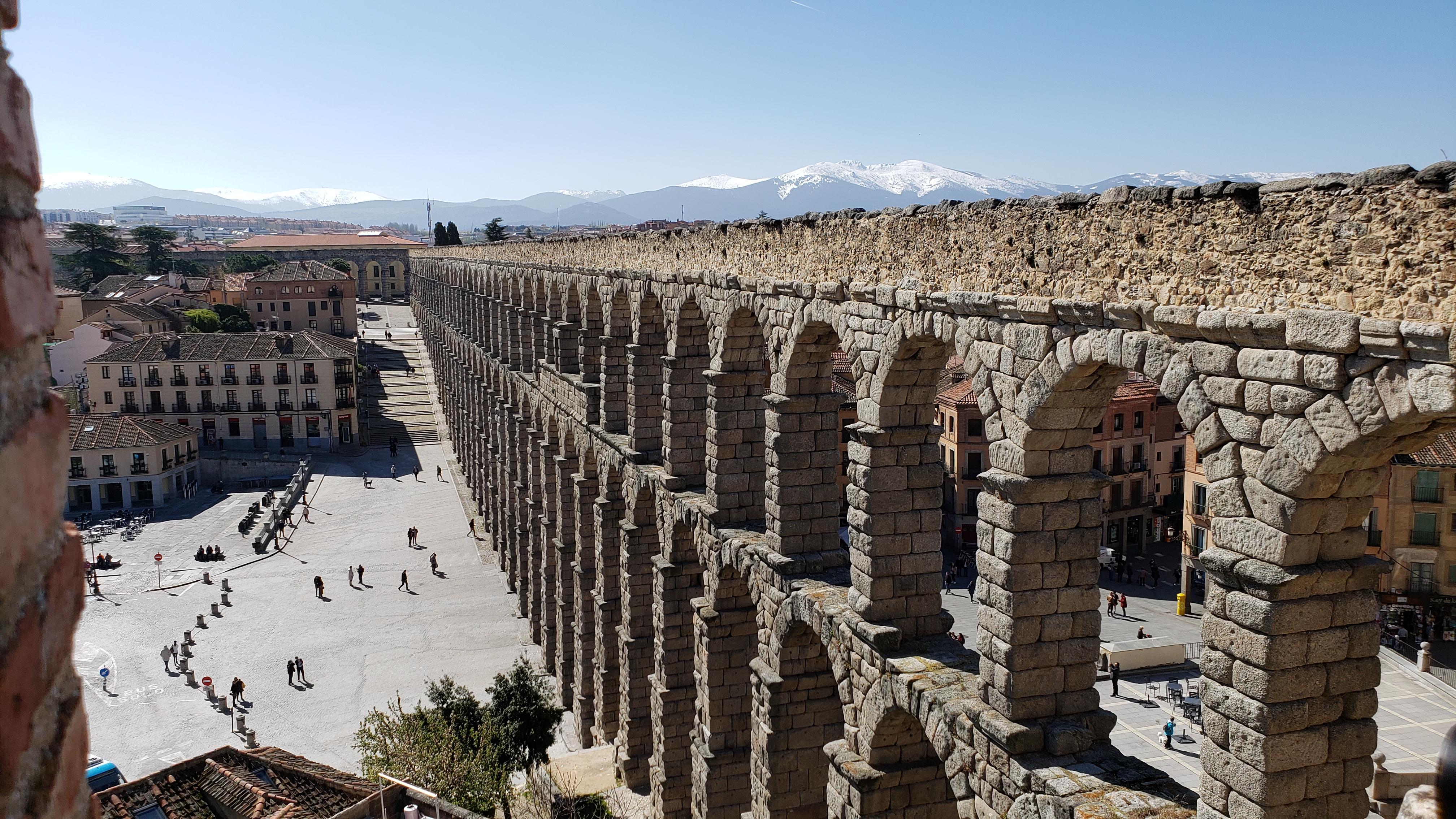 Roman aqueduct in Segovia, Spain r/travel