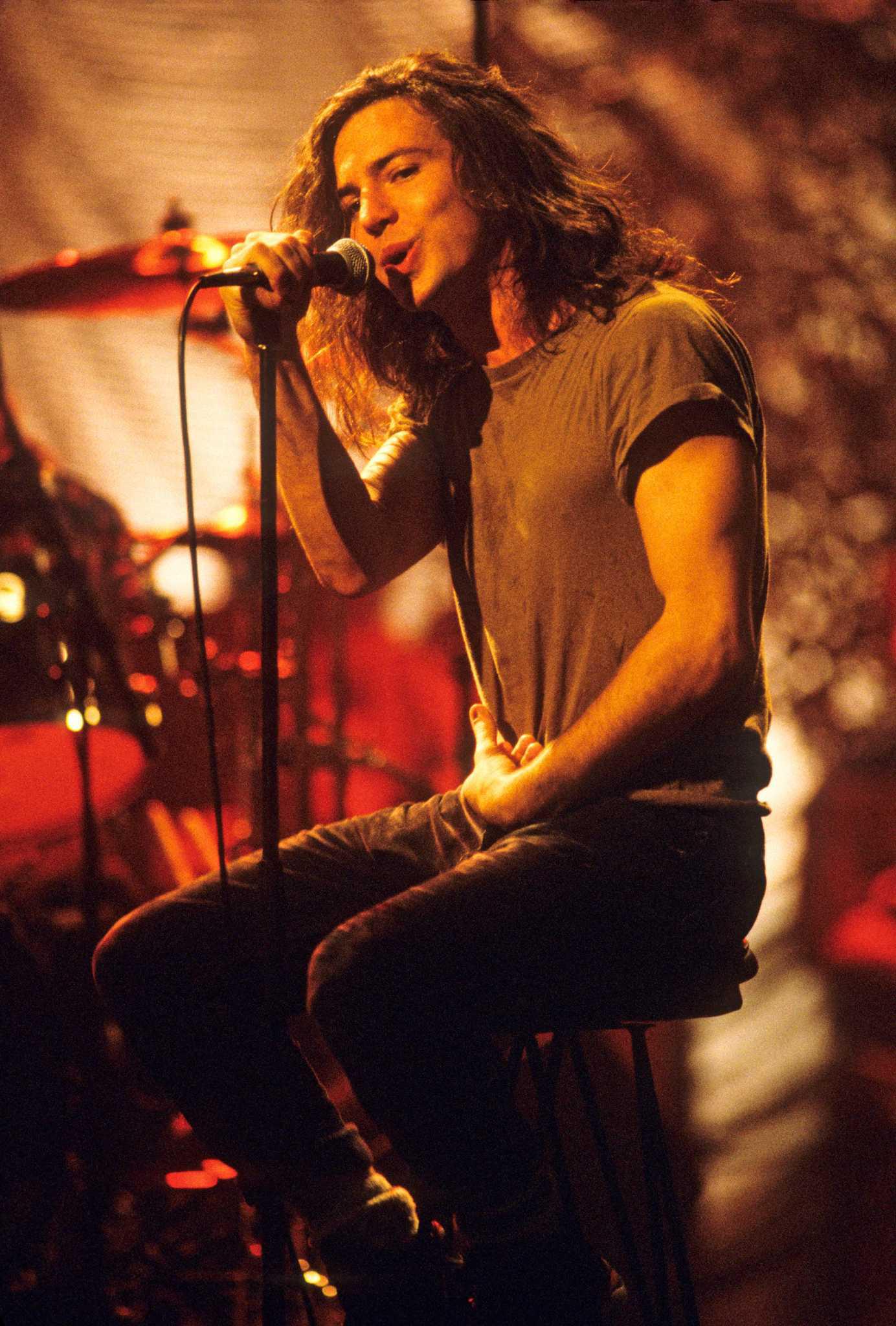 Eddie Vedder of Pearl Jam. MTV's Unplugged, 1992. r/OldSchoolCool