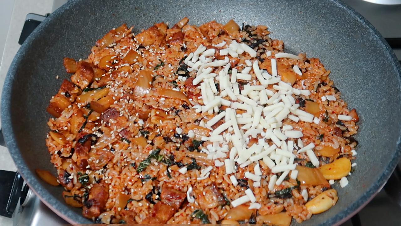 Samgyupsal fried rice (Korean style pork belly fried rice) r/Breakfast