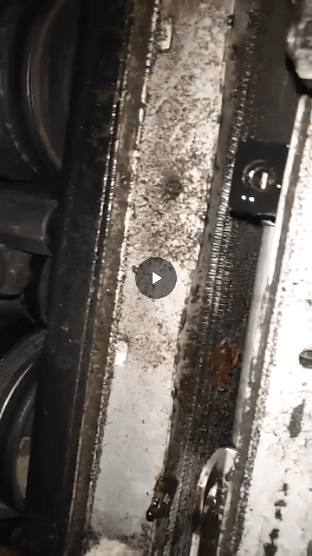 Dont know whats missing? Leaking oil in front of 95 m3 radiator out of