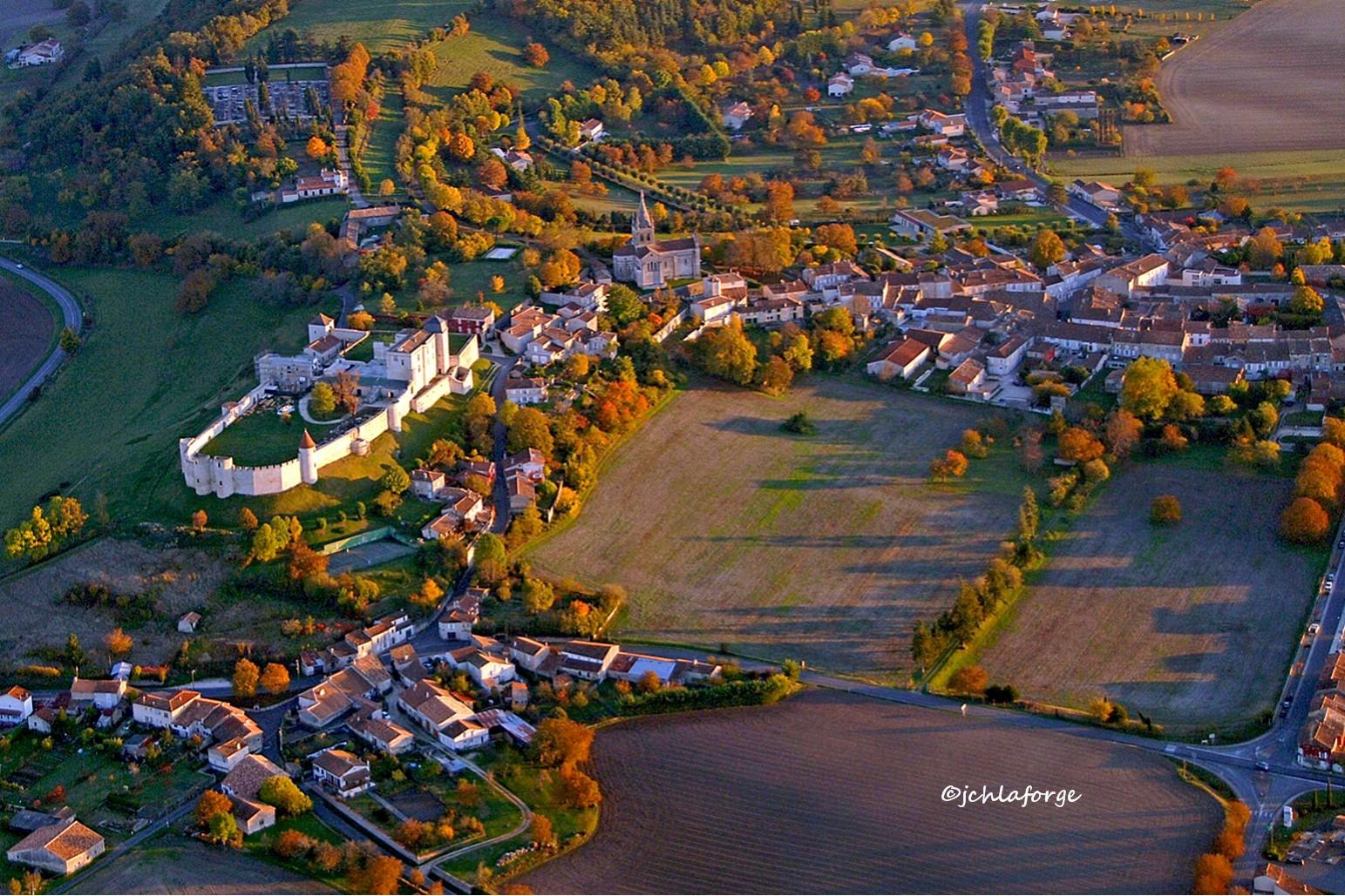 Château de VilleboisLavalette, NouvelleAquitaine, France r/castles