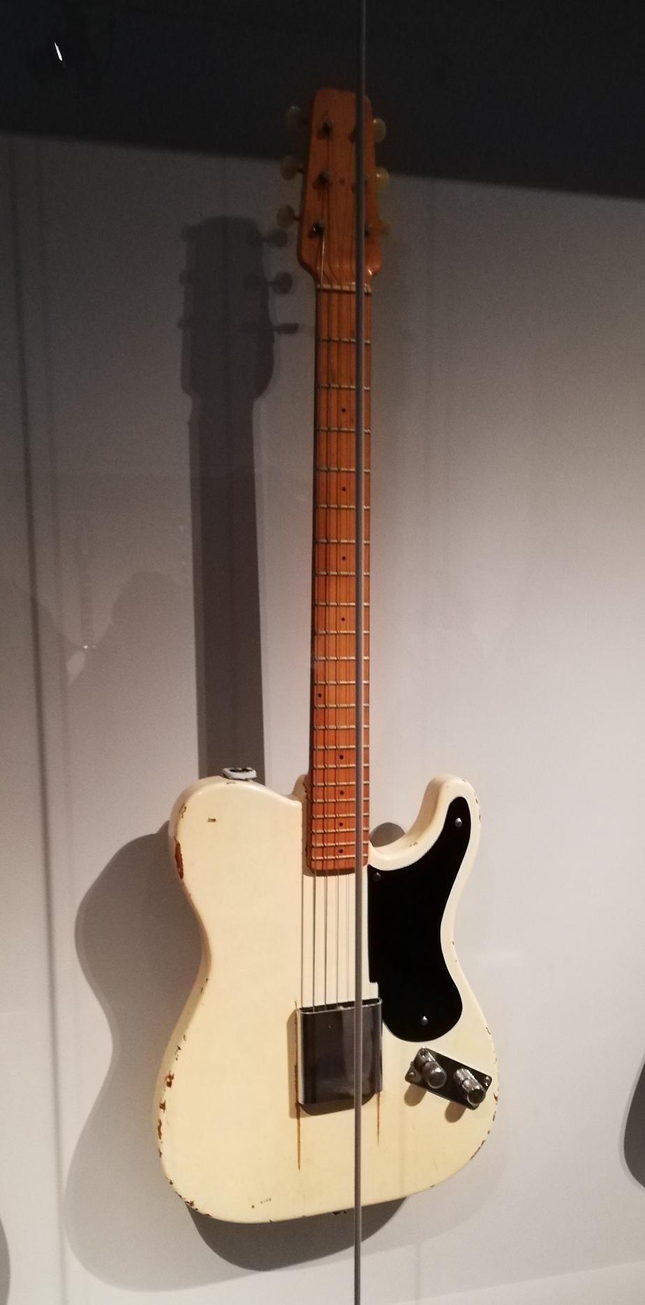Leo Fender's first prototype for an electric guitar. (1949) r/guitarporn