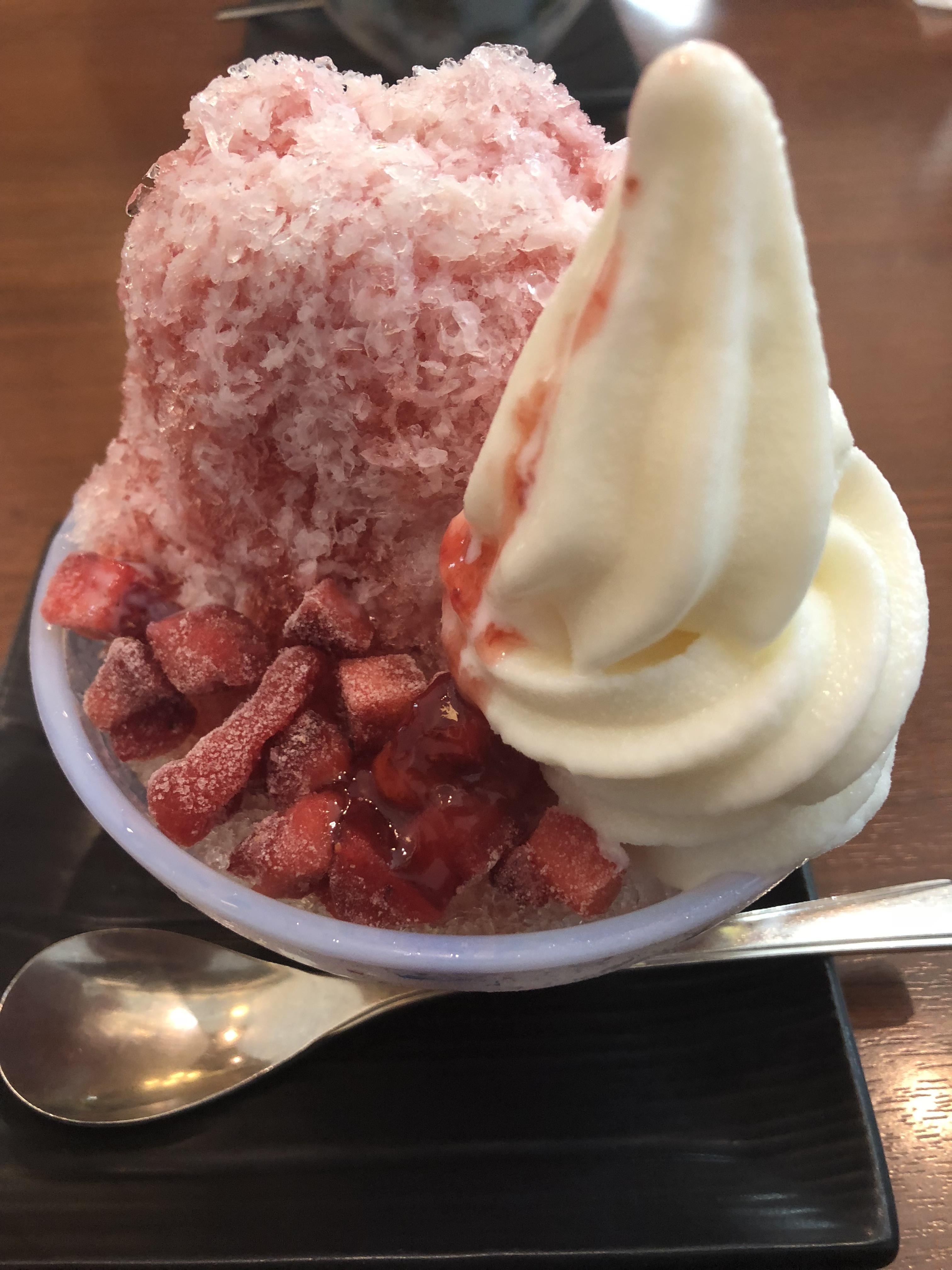 Japanese strawberry shaved ice w/ vanilla soft serve. [1980 x 1080] r