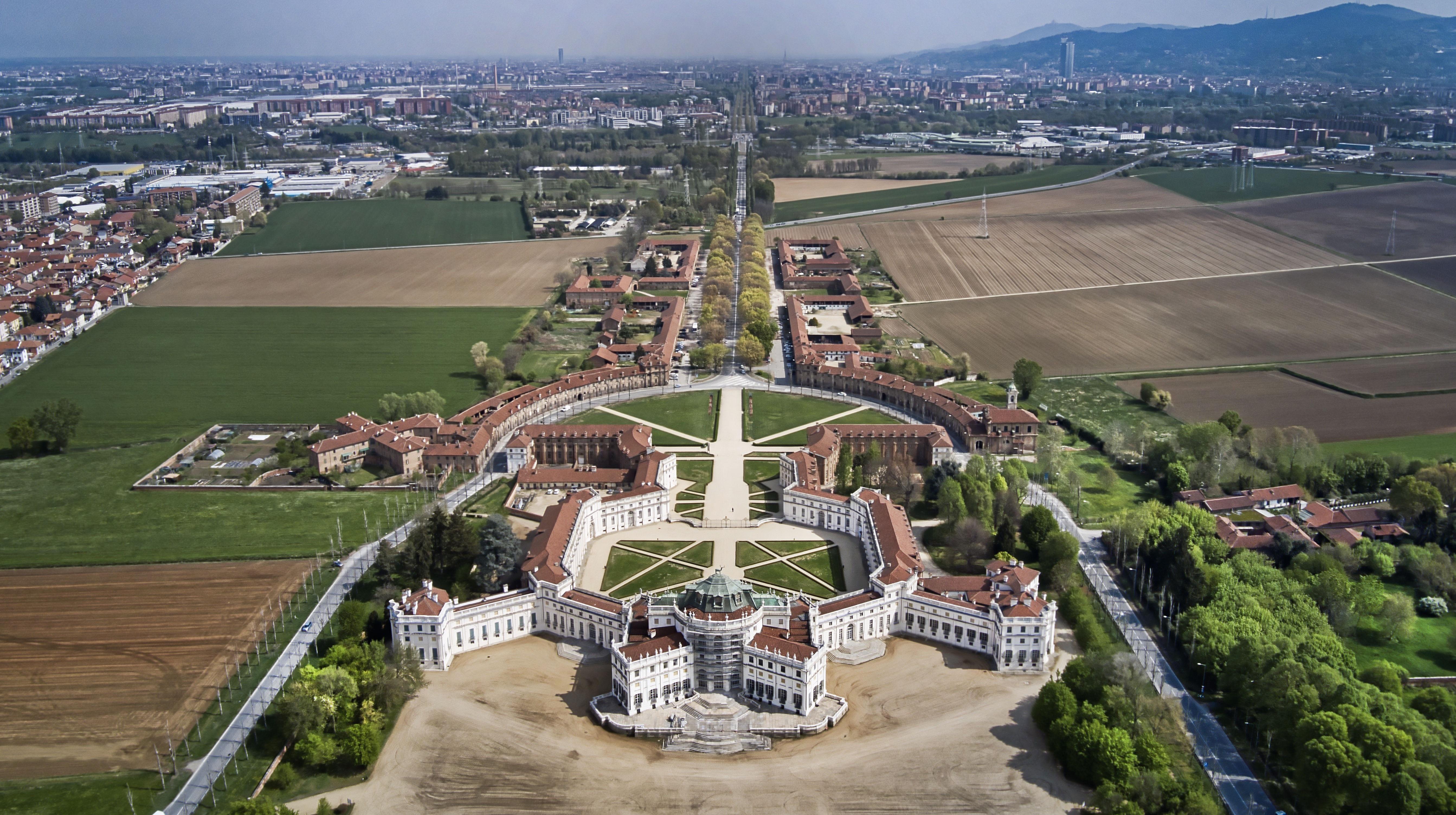 Stupinigi near Turin, Italy. The Savoia’s hunting estate + park r/europe